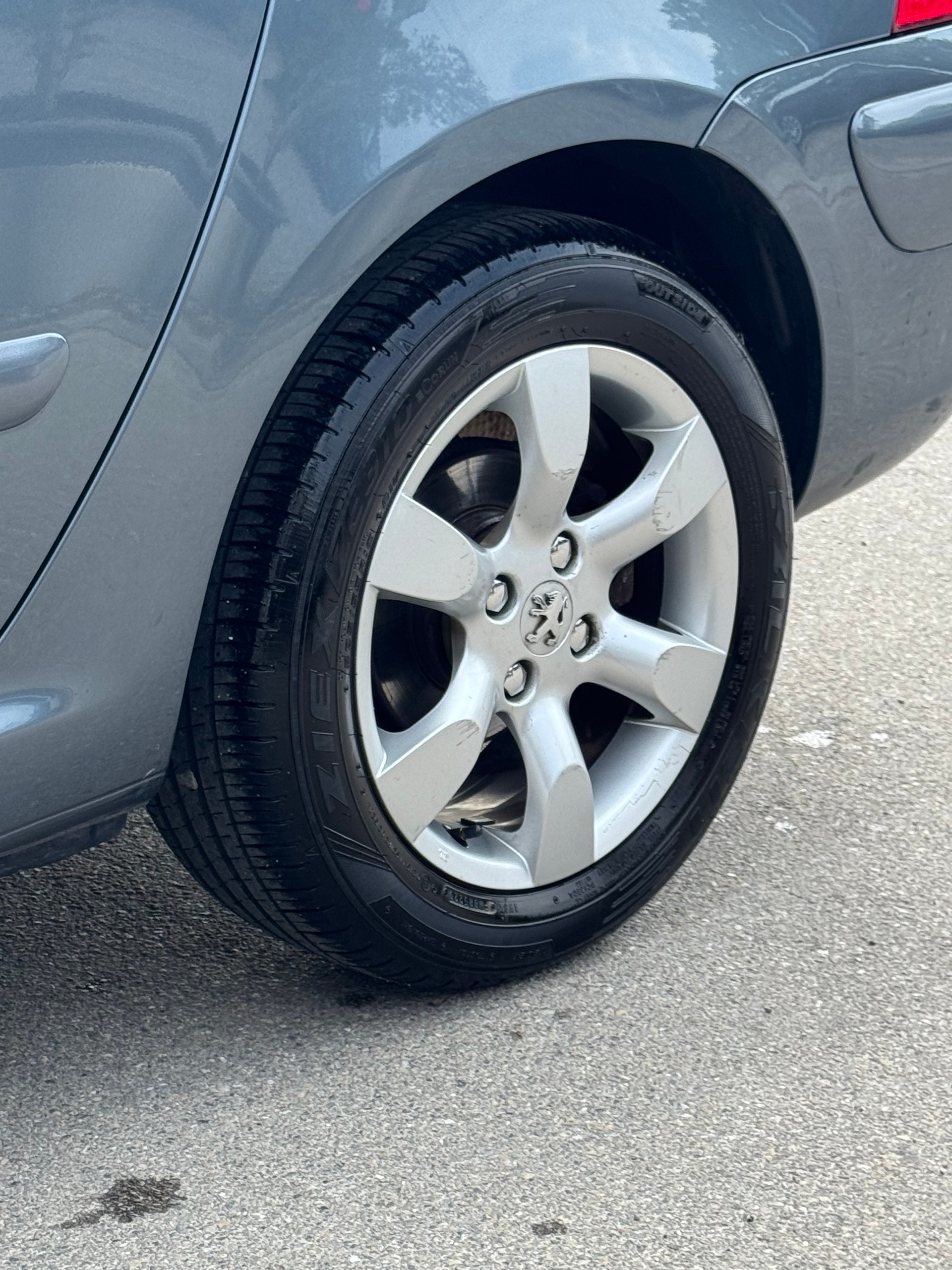 PEUGEOT 307 SW 2.0 HDI Platinum Edition-image-4