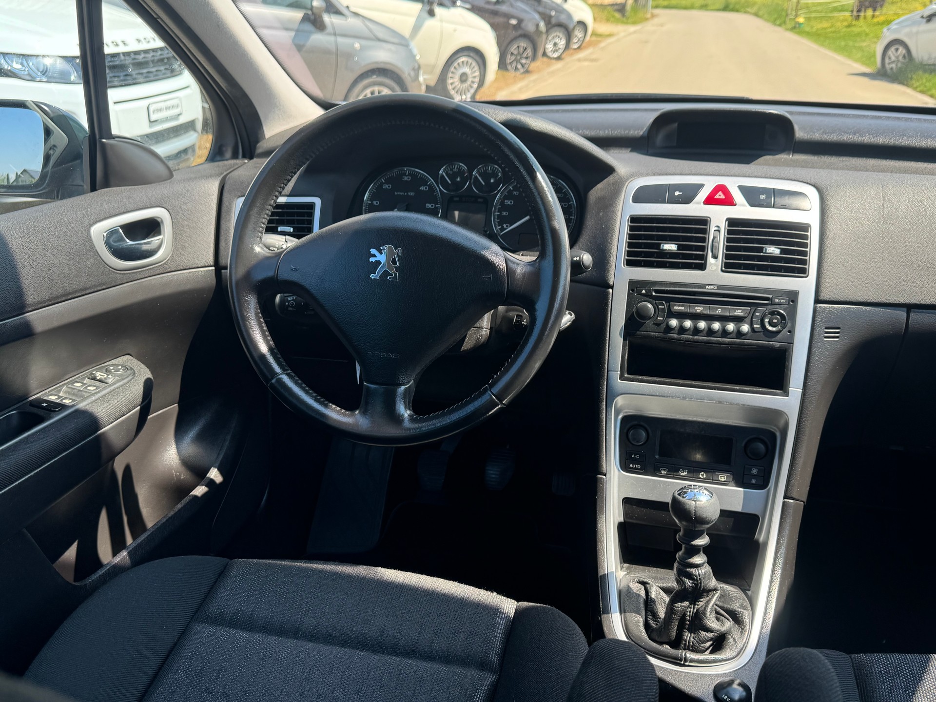 PEUGEOT 307 SW 2.0 HDI Platinum Edition-image-8