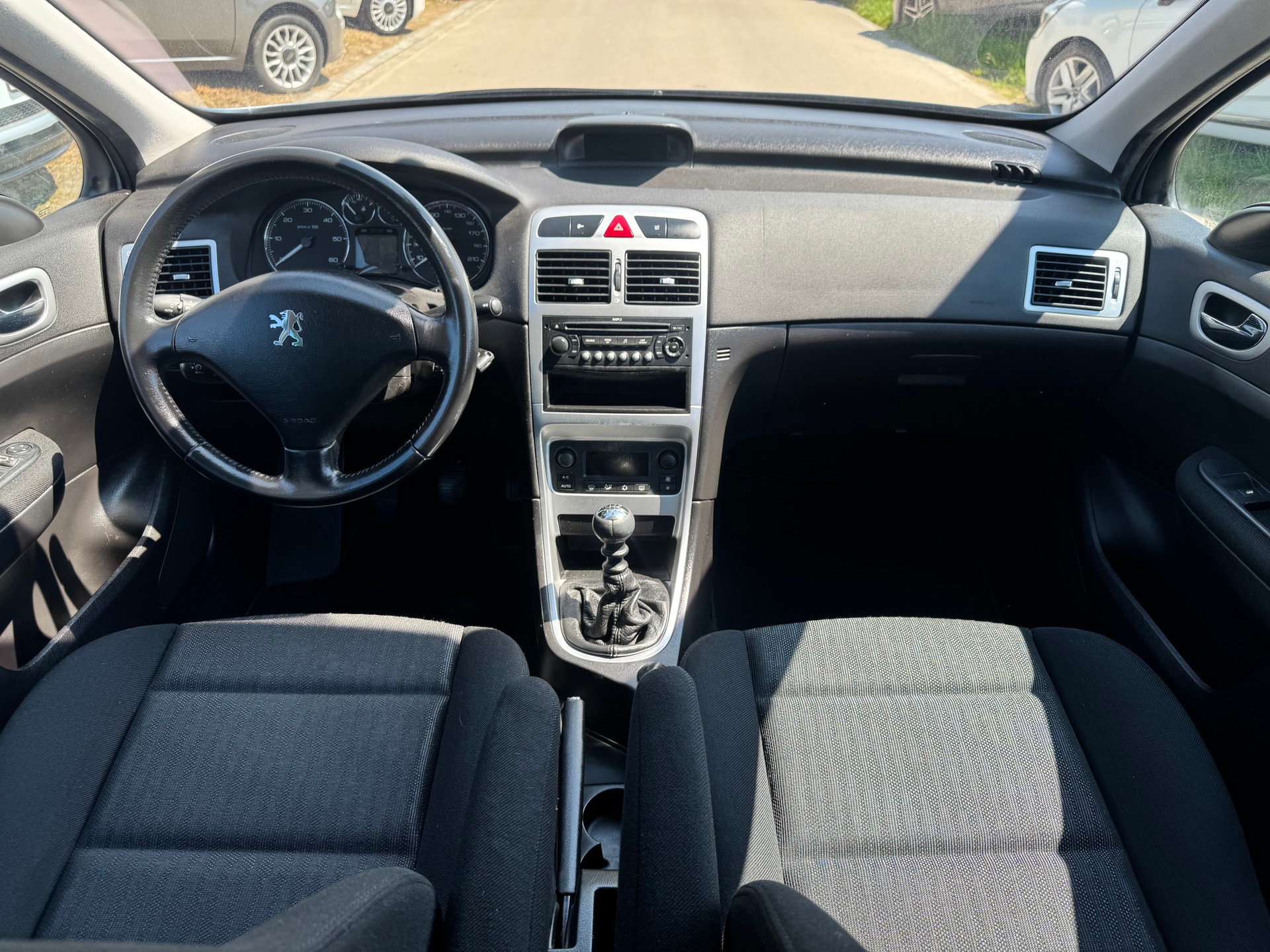 PEUGEOT 307 SW 2.0 HDI Platinum Edition-image-7