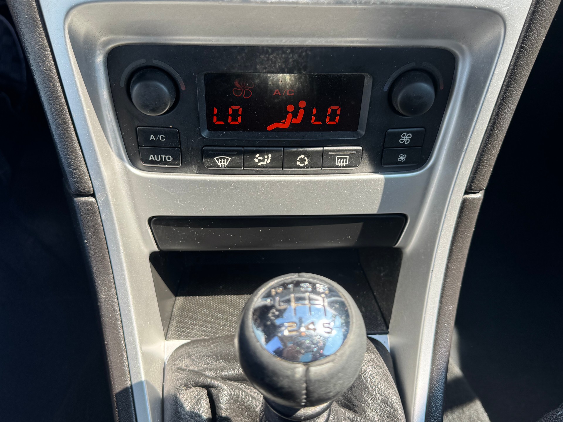 PEUGEOT 307 SW 2.0 HDI Platinum Edition-image-12