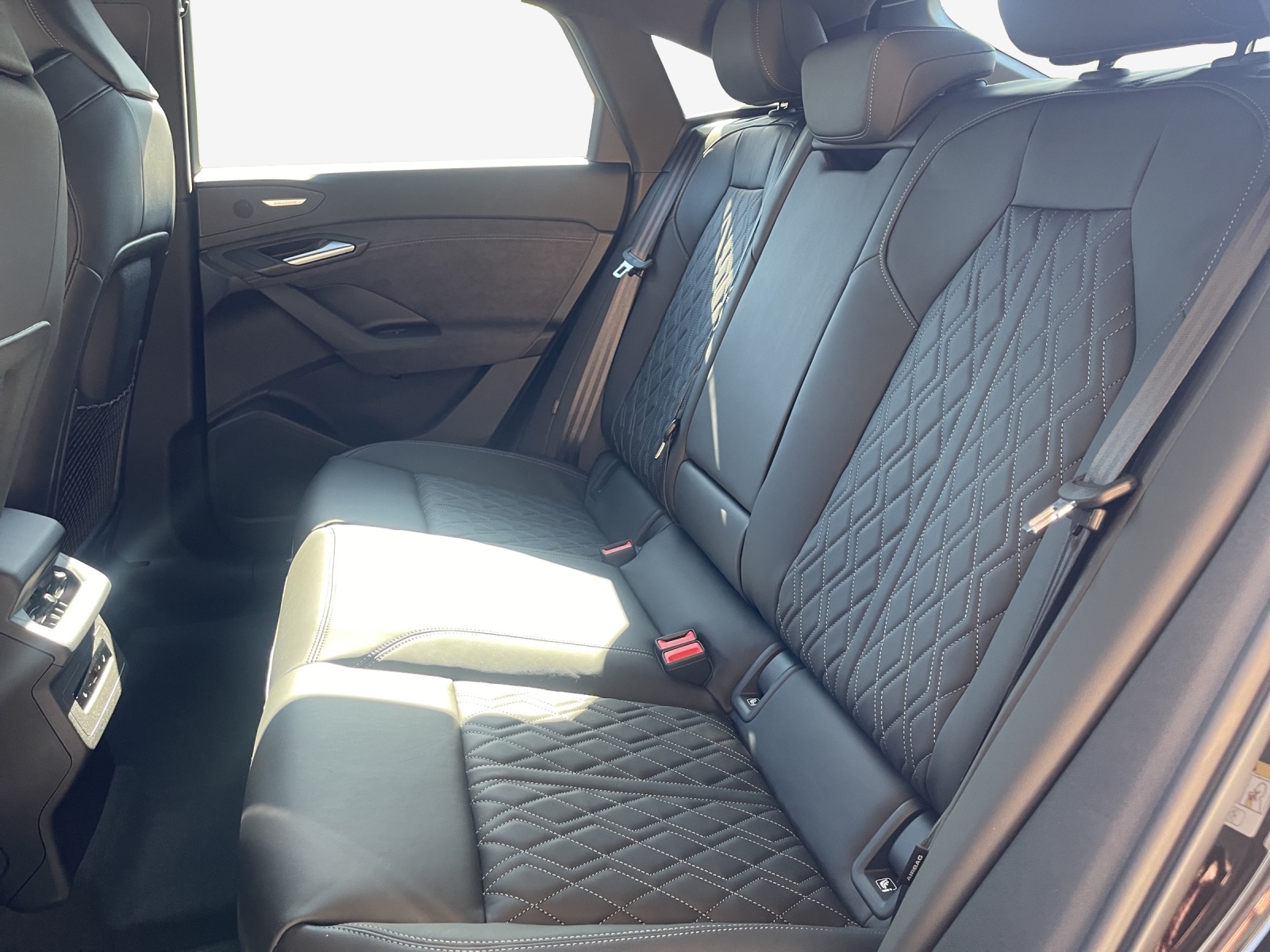 AUDI SQ6 Sportback e-tron quattro-image-11