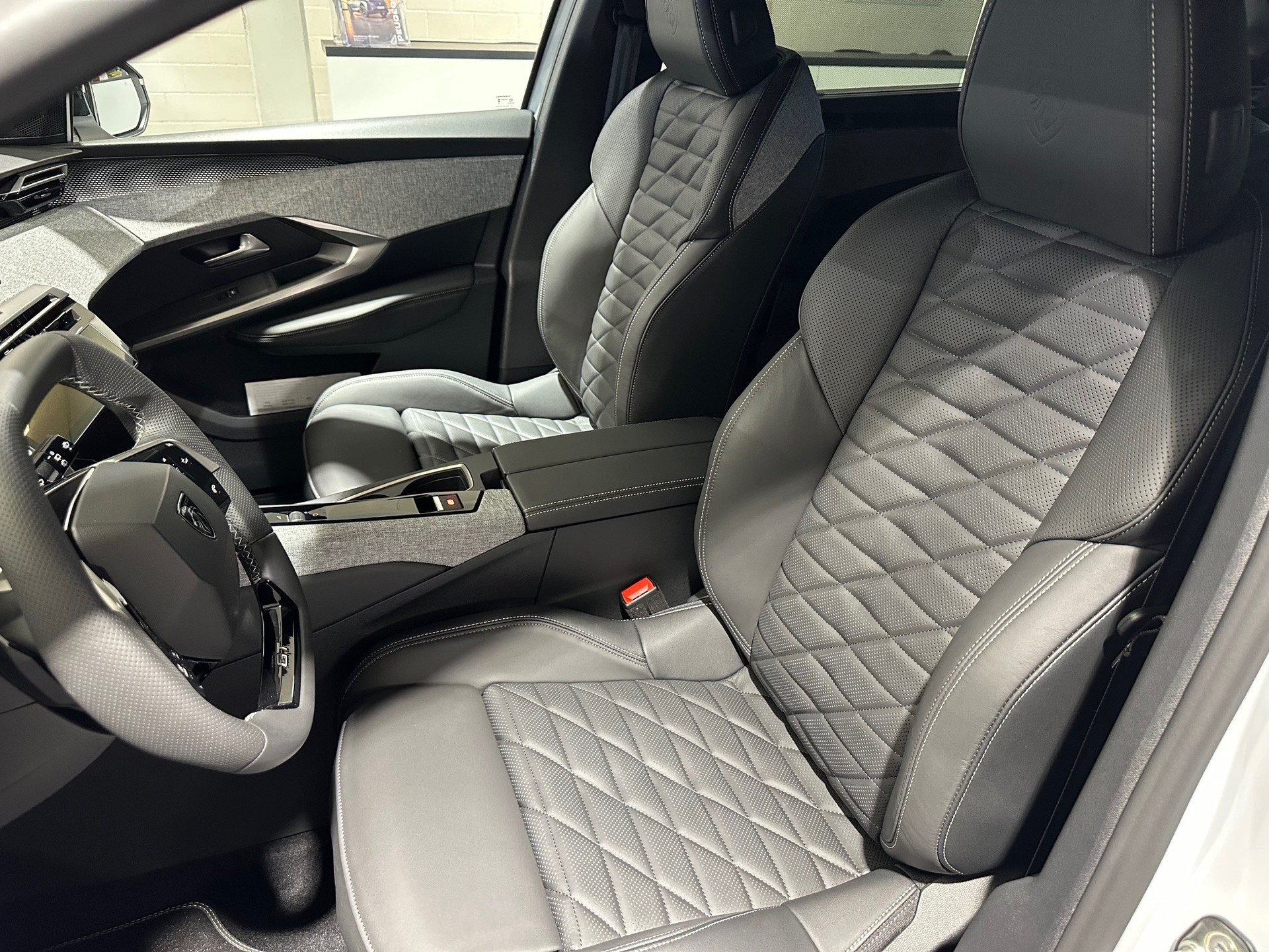 PEUGEOT 5008 e-Launch Edition AWD 8 Jahre Garantie-image-9