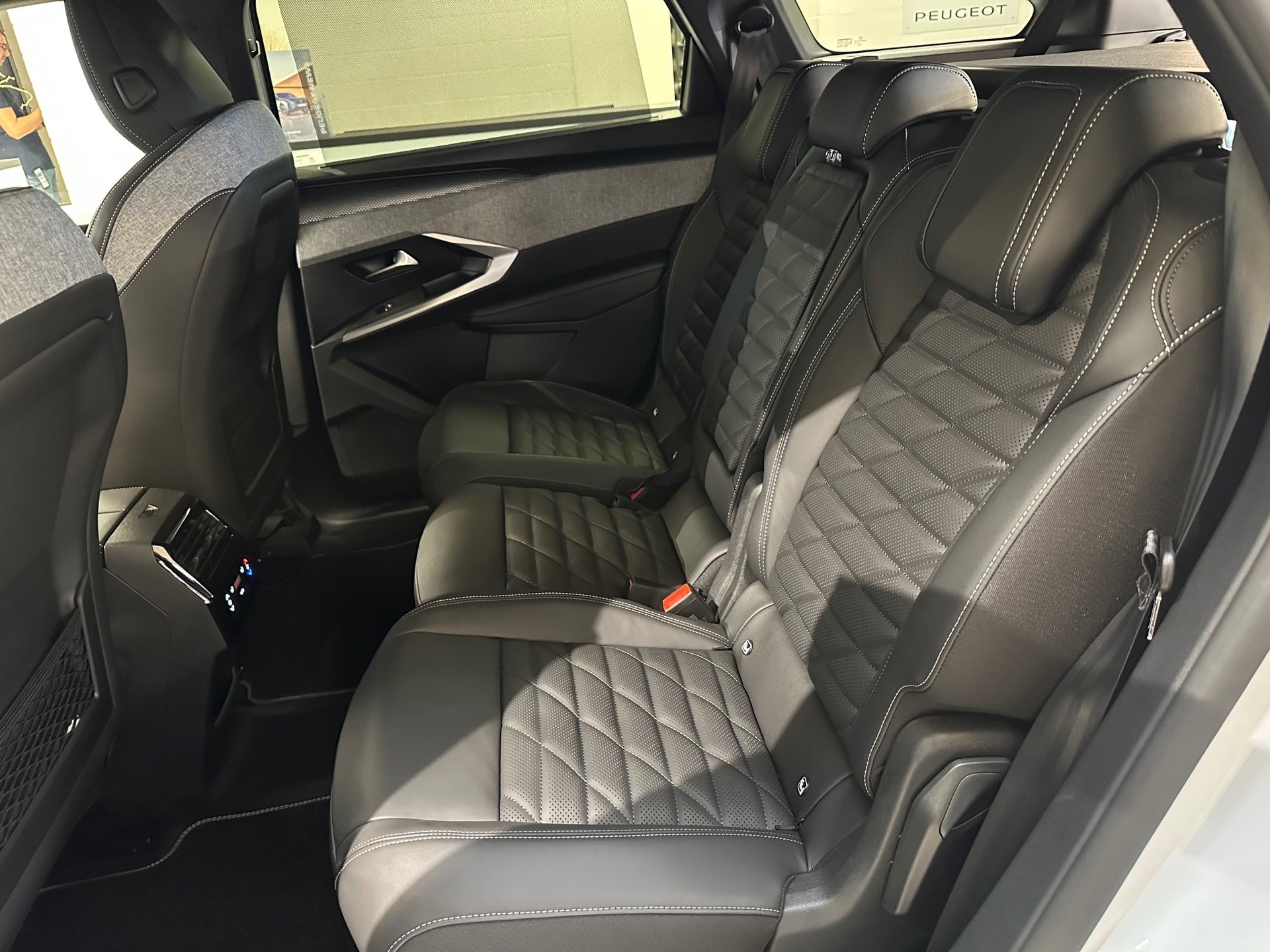 PEUGEOT 5008 e-Launch Edition AWD 8 Jahre Garantie-image-7