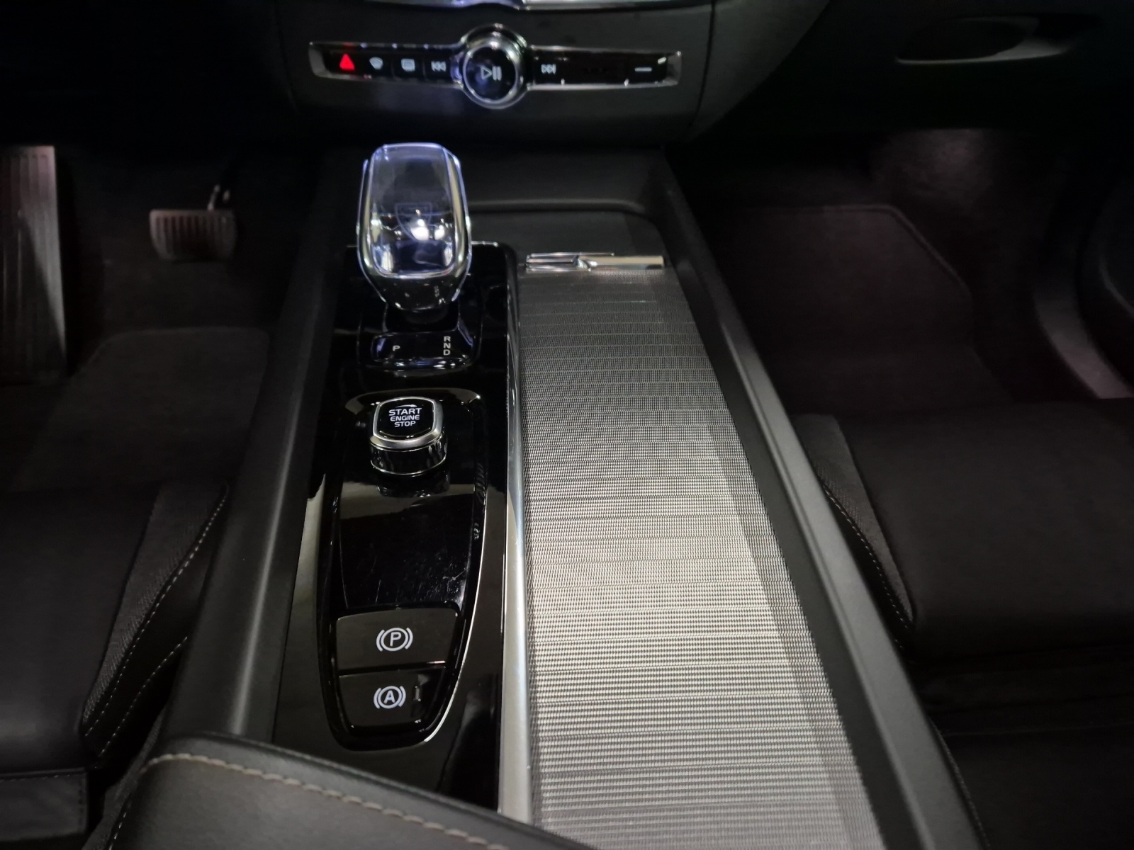 VOLVO XC60 2.0 T8 TE Plus Dark eAWD-image-14