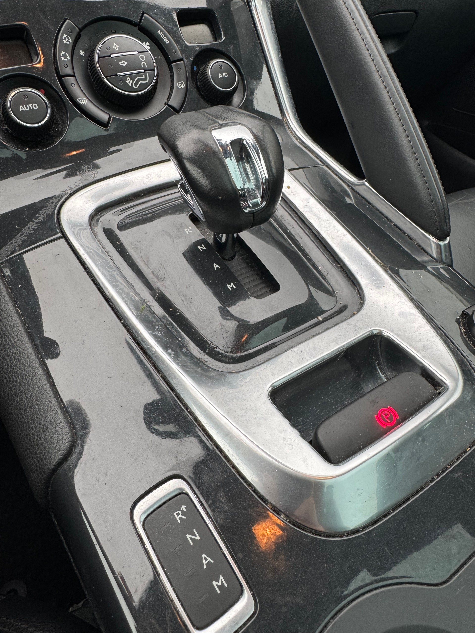 PEUGEOT 3008 HYbrid4 2.0 HDI ETG6-image-13