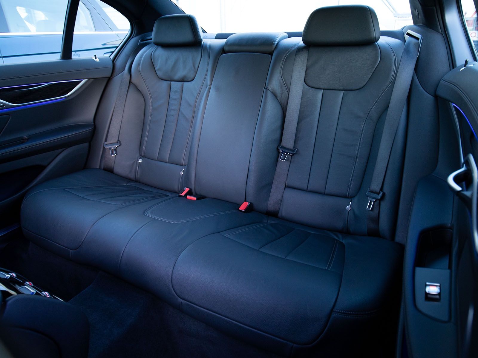 BMW 730d xD M-Sport 360° Standheizung, Anhängerkupplung schwenkbar-image-2