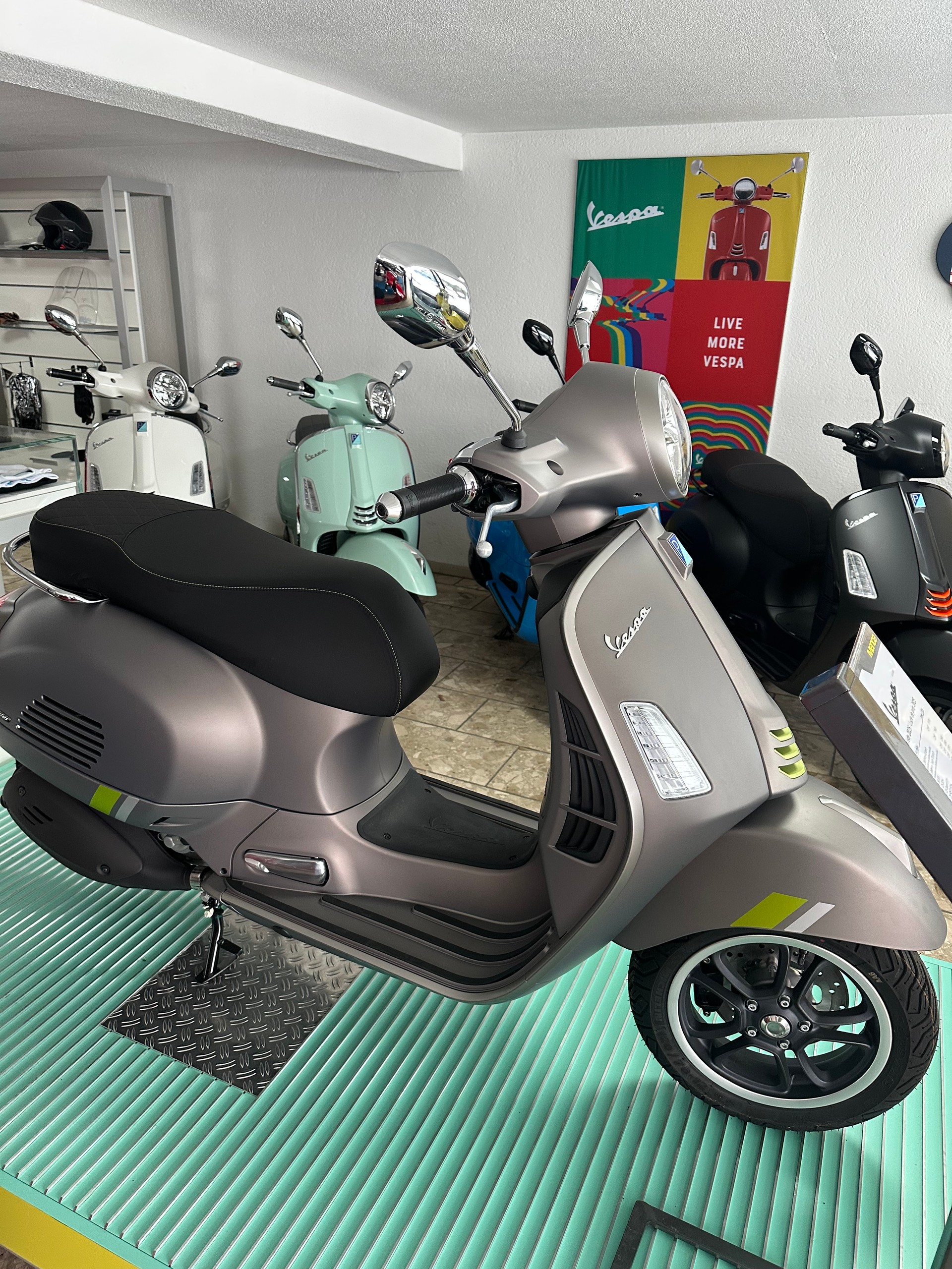 PIAGGIO Vespa GTS 300 Super Tech ABS-image-1