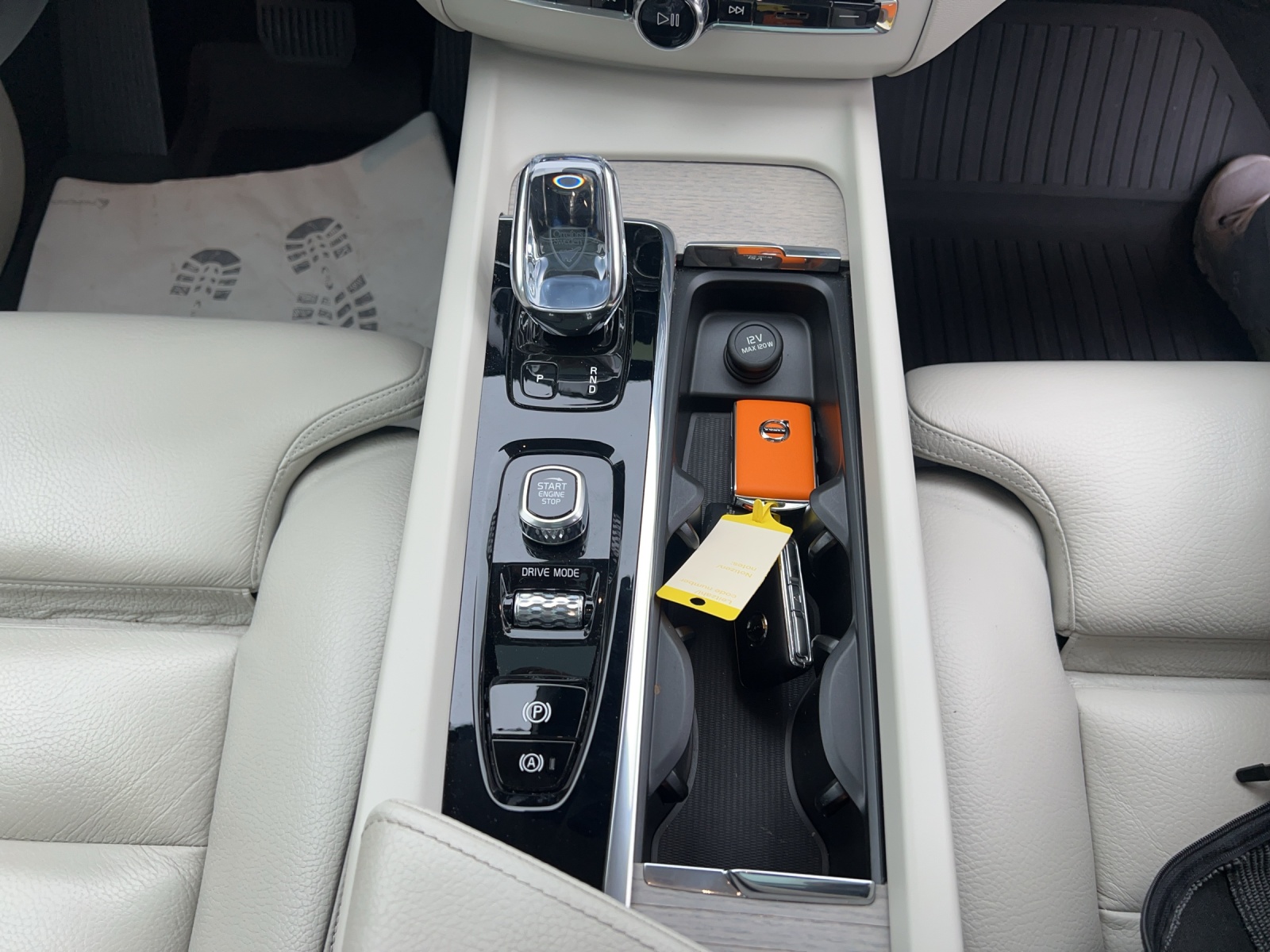 VOLVO XC60 B4 Diesel Mild Hybrid AWD Momentum Geartronic-image-10