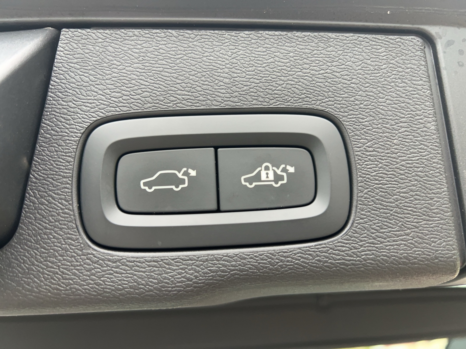 VOLVO XC60 B4 Diesel Mild Hybrid AWD Momentum Geartronic-image-18