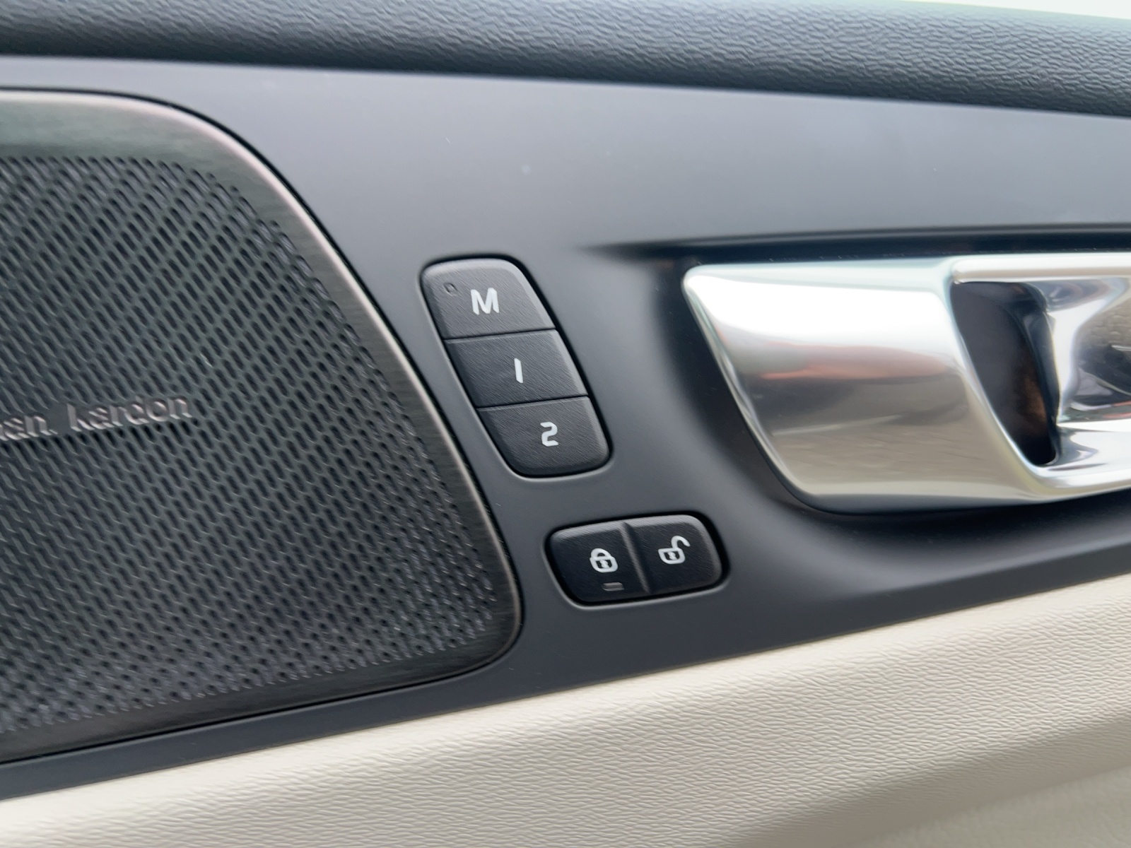 VOLVO XC60 B4 Diesel Mild Hybrid AWD Momentum Geartronic-image-19