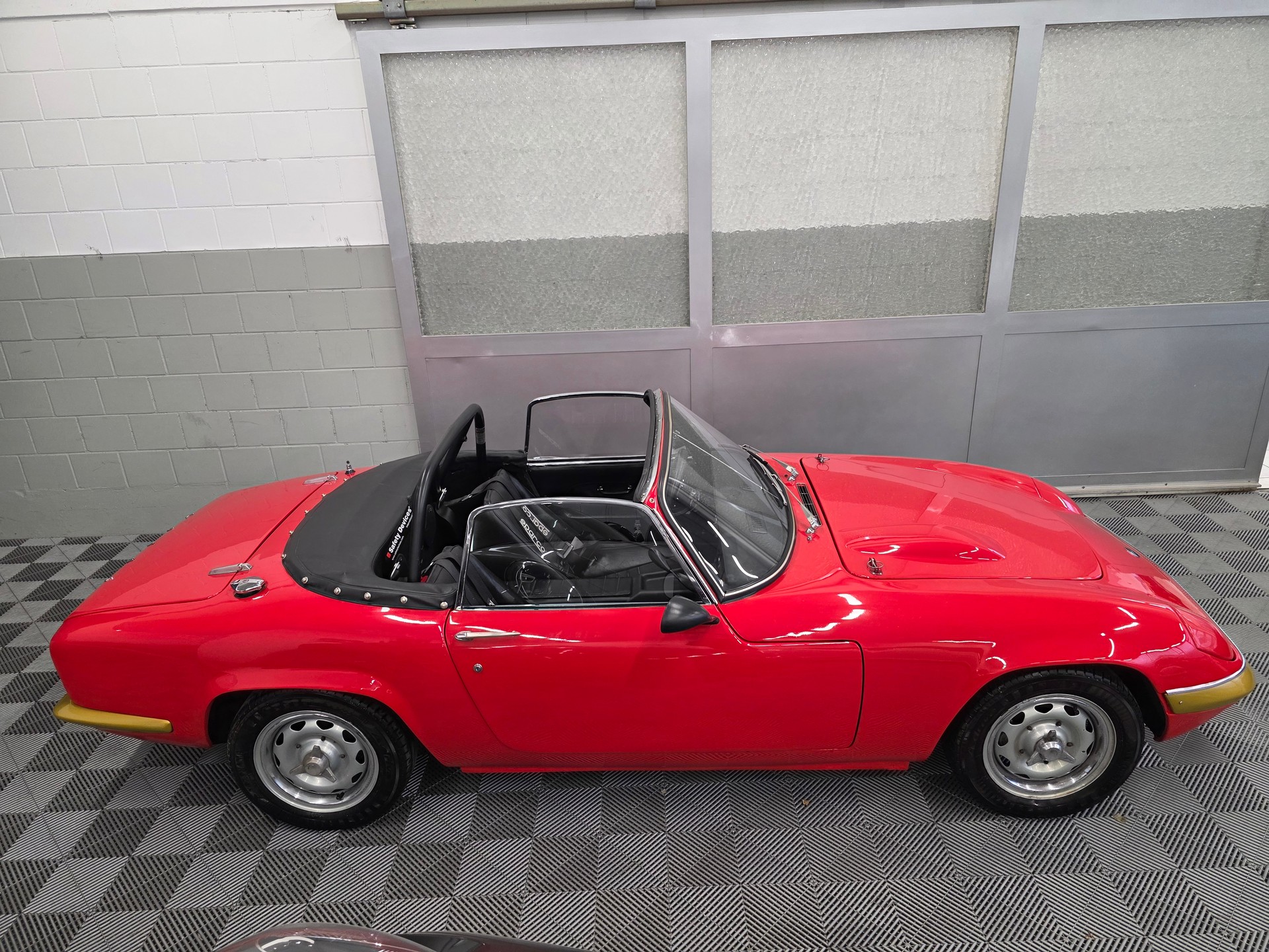 LOTUS ELAN-showroom-element-1