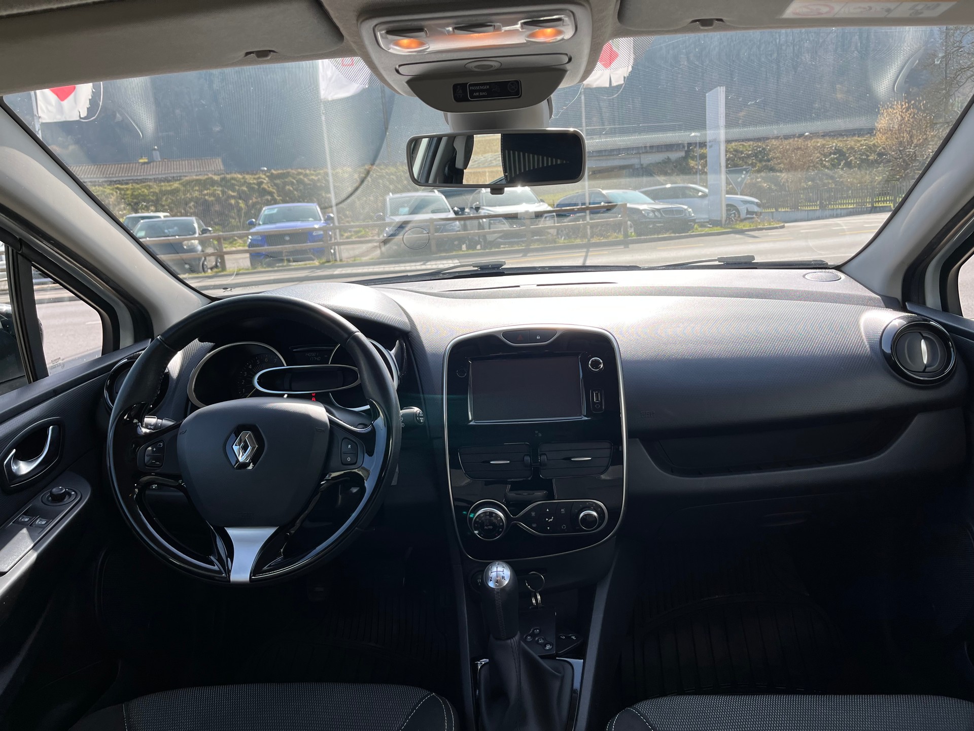 RENAULT Clio 0.9 12V Swiss Edition-image-5