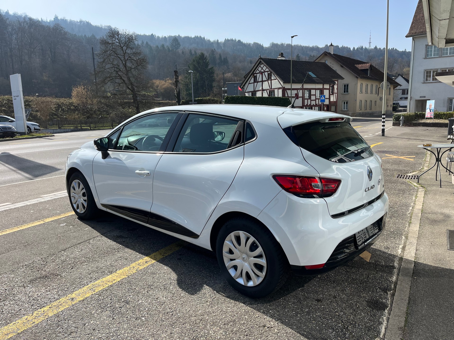 RENAULT Clio 0.9 12V Swiss Edition-image-1