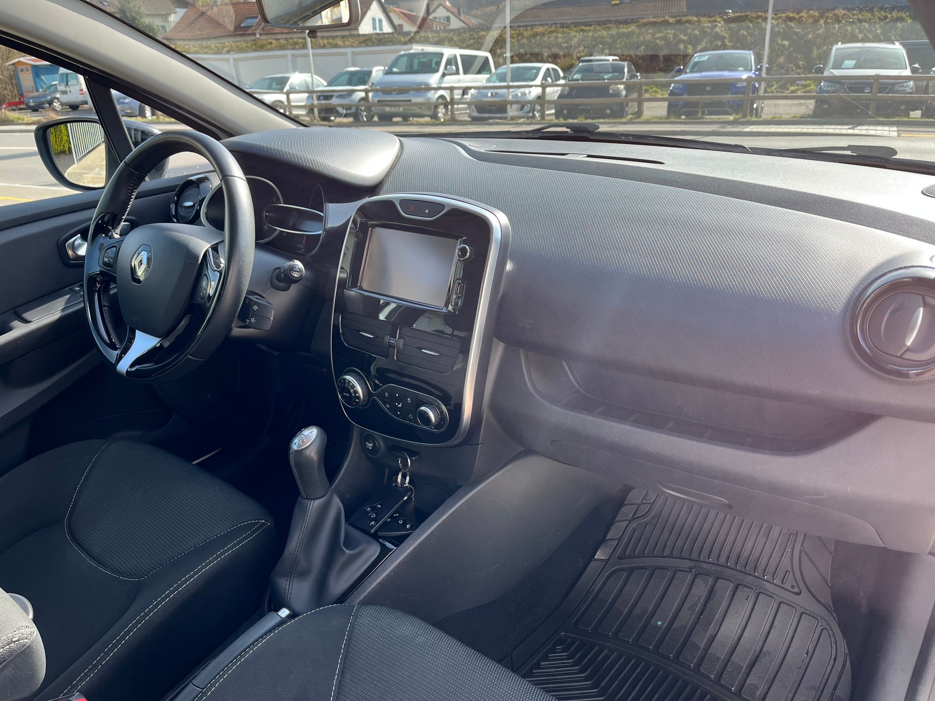 RENAULT Clio 0.9 12V Swiss Edition-image-3