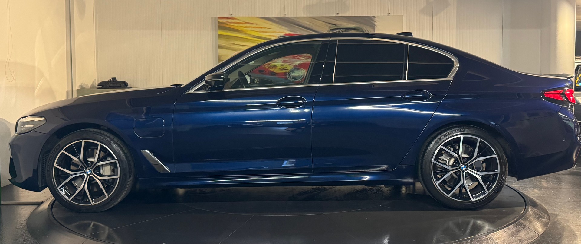 BMW 530e xDrive G30 LCI M LOOK-showroom-element-1