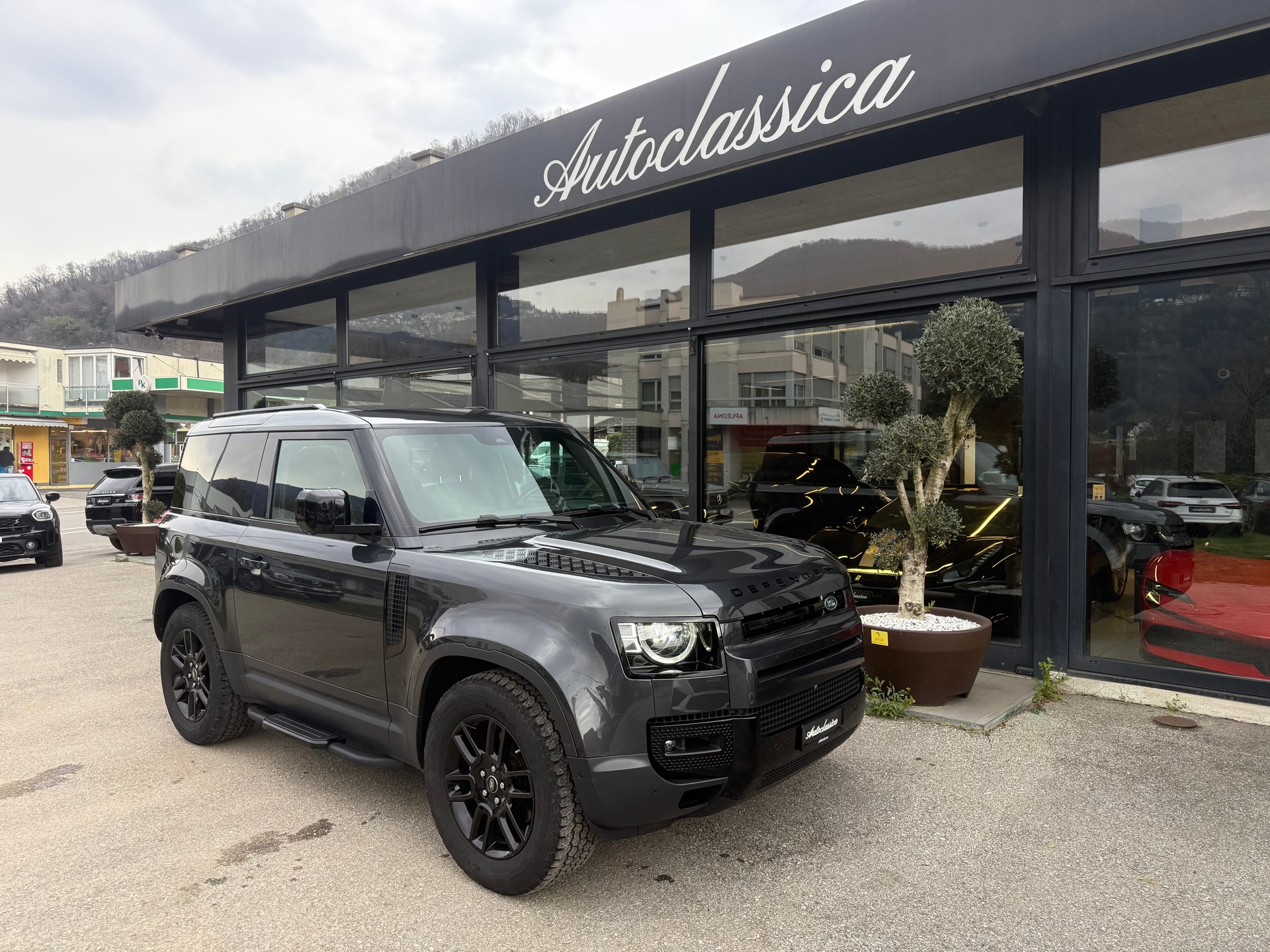 LAND ROVER Defender 90 P300 Si4 HSE AT8-image-4