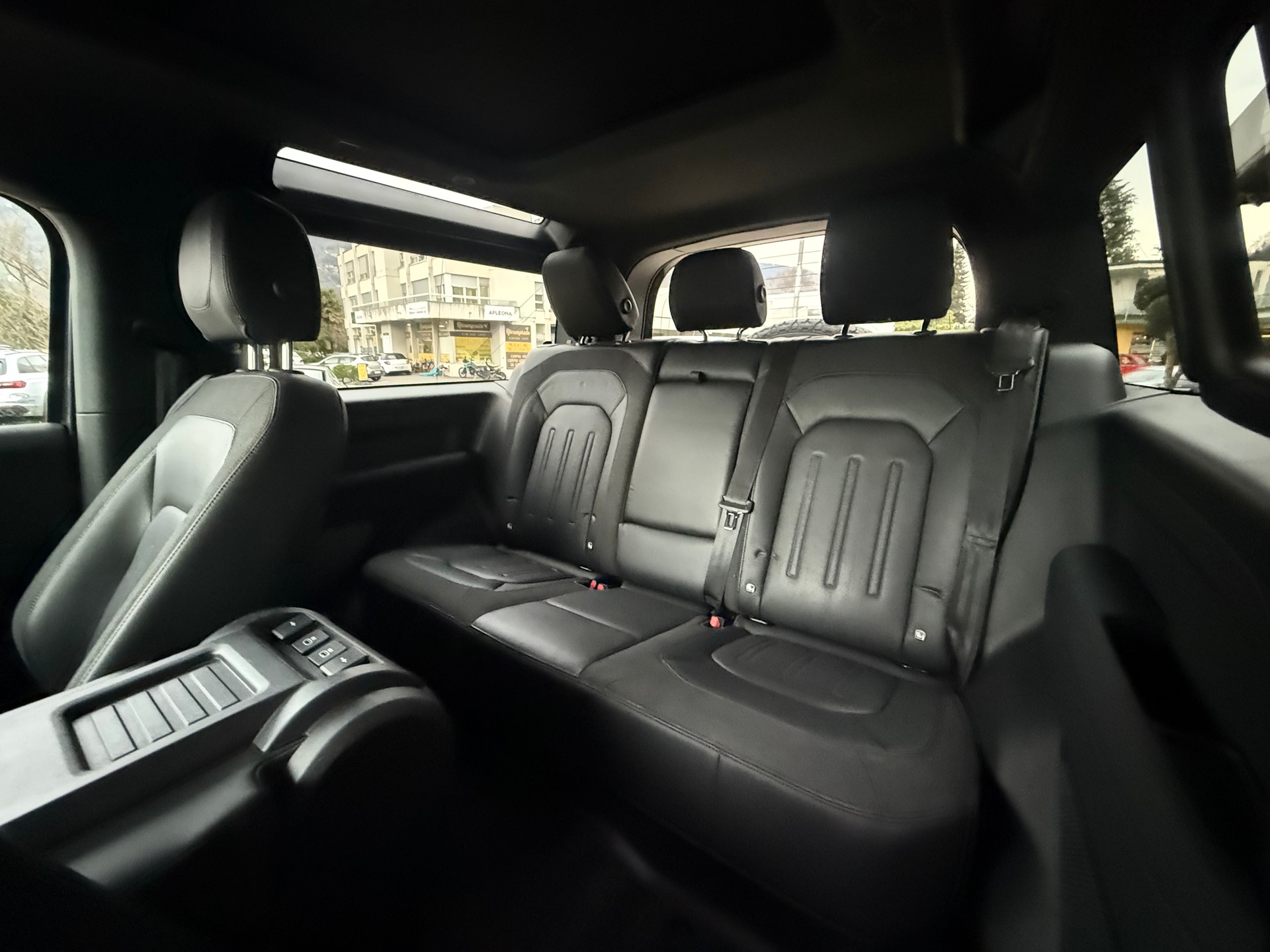 LAND ROVER Defender 90 P300 Si4 HSE AT8-image-17