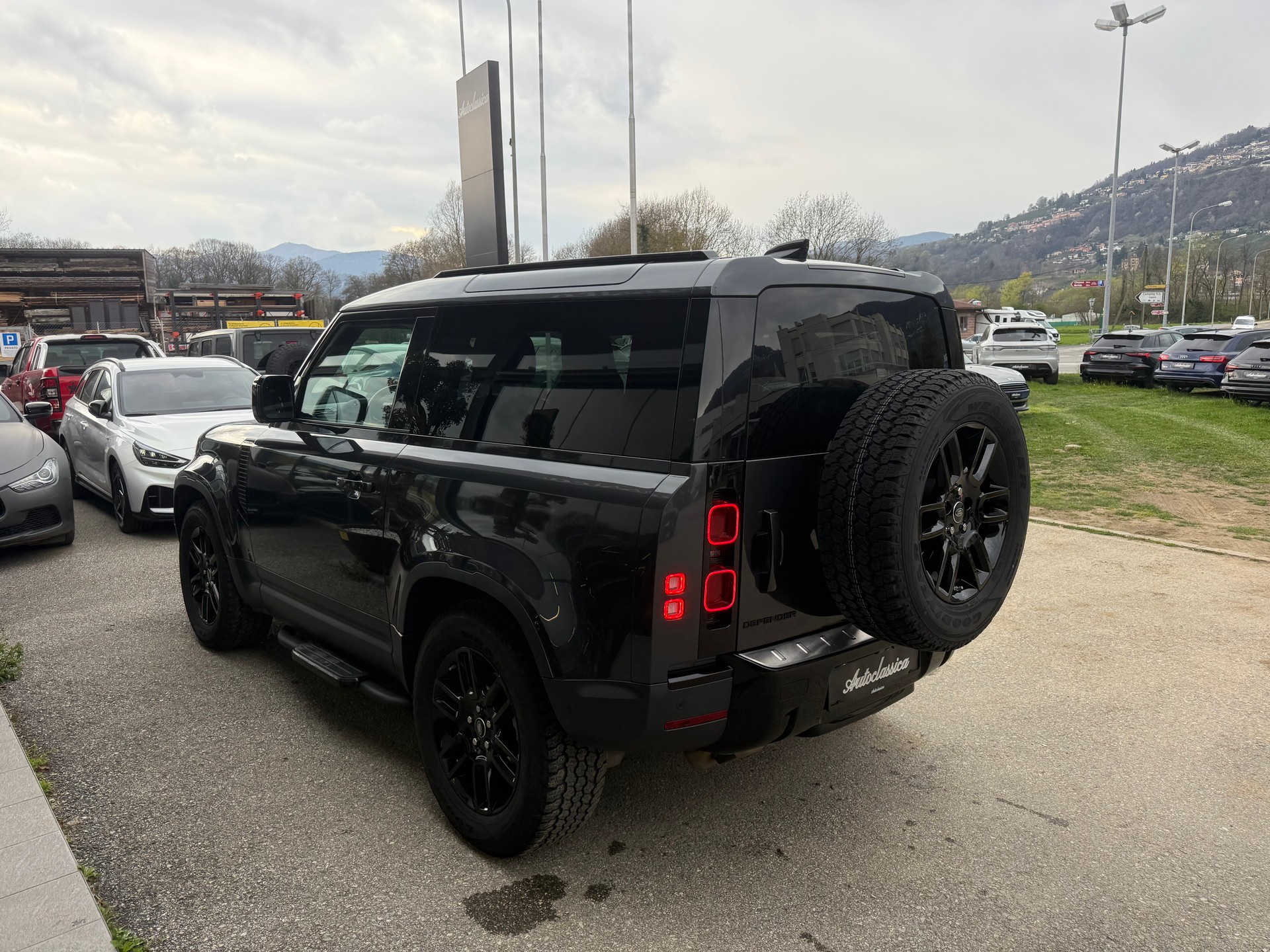 LAND ROVER Defender 90 P300 Si4 HSE AT8-image-6