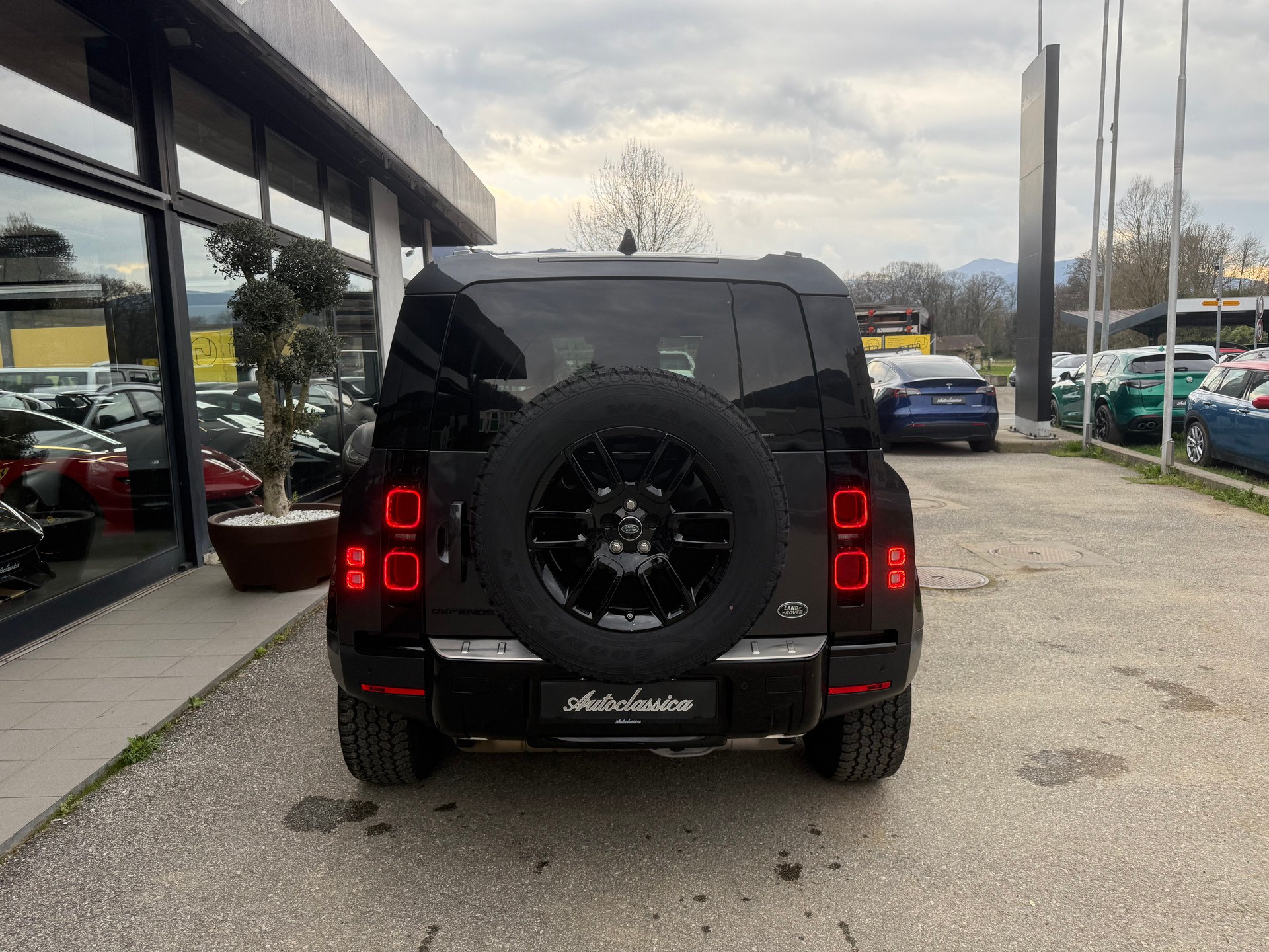 LAND ROVER Defender 90 P300 Si4 HSE AT8-image-2