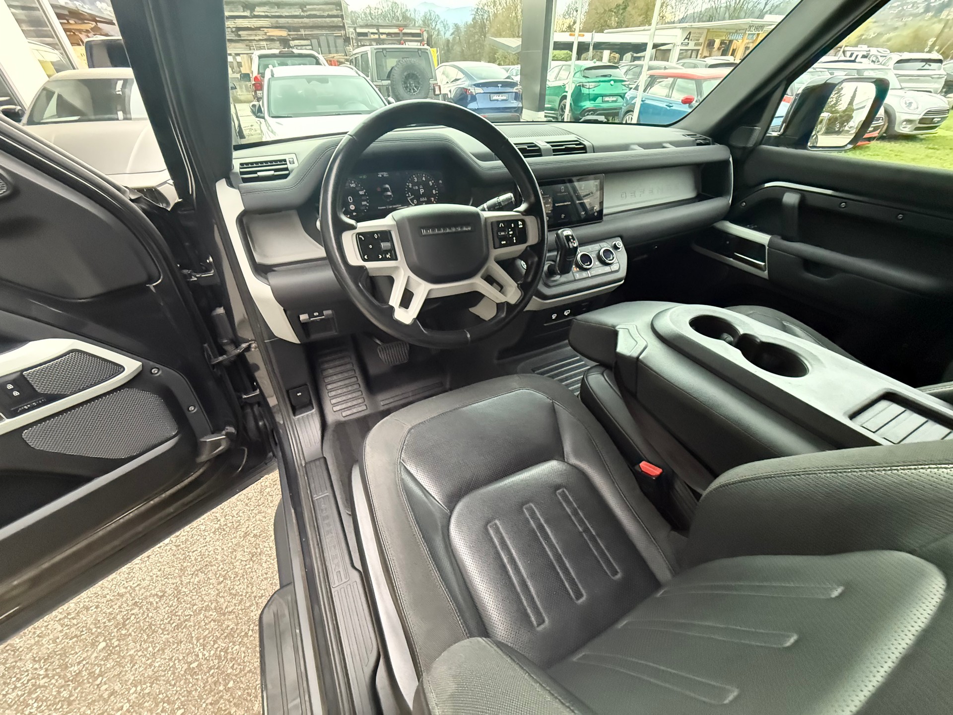 LAND ROVER Defender 90 P300 Si4 HSE AT8-image-9