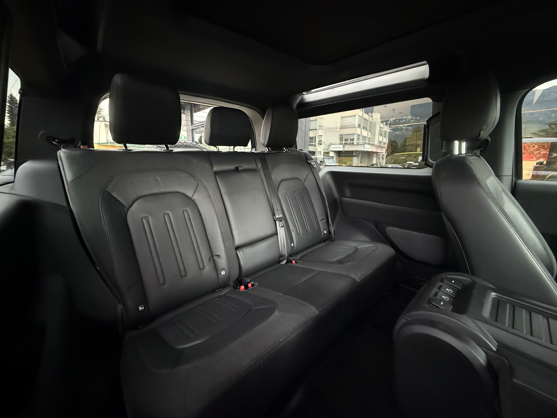 LAND ROVER Defender 90 P300 Si4 HSE AT8-image-16