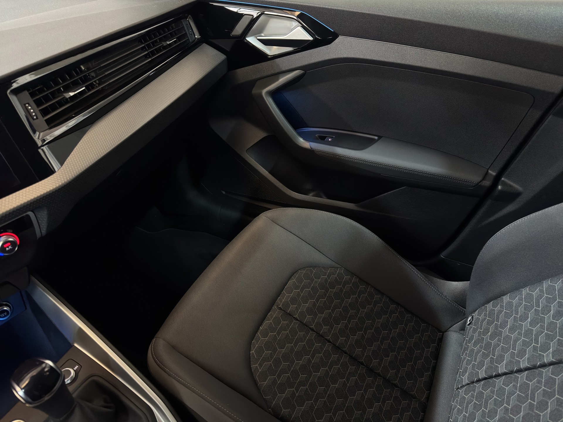 AUDI A1 Sportback 30 TFSI S Line S-tronic Black Edition "RF.-Kamera-Keyless"-image-21