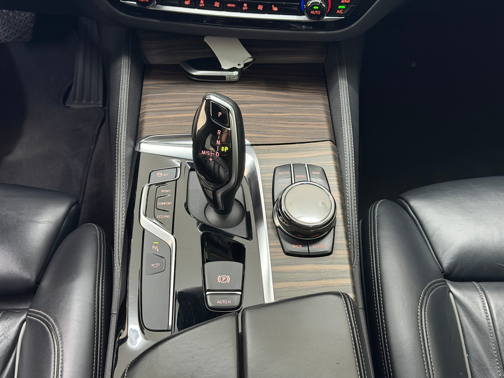 BMW 540i xDrive Touring Luxury Line Steptronic-image-14