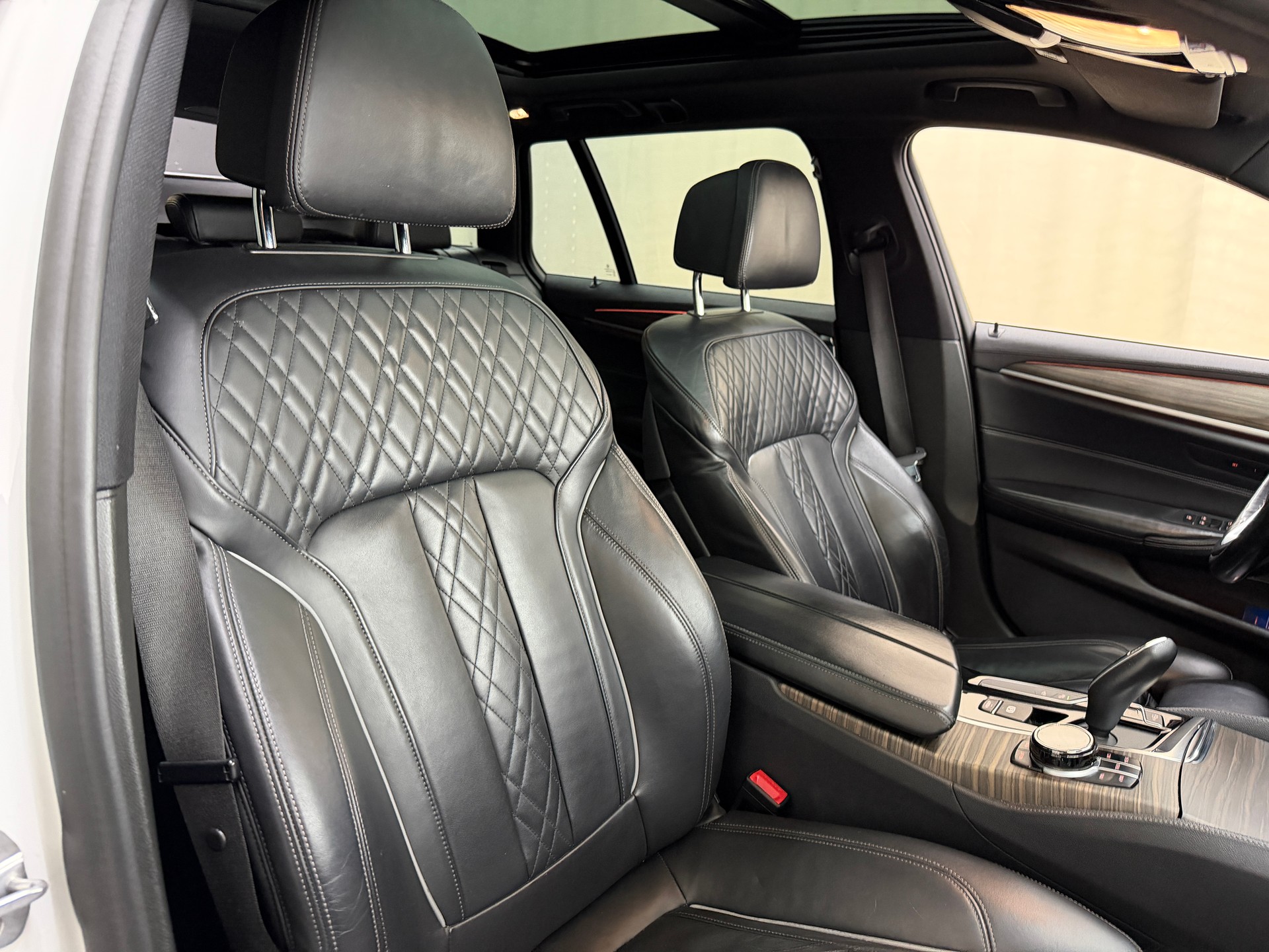BMW 540i xDrive Touring Luxury Line Steptronic-image-9