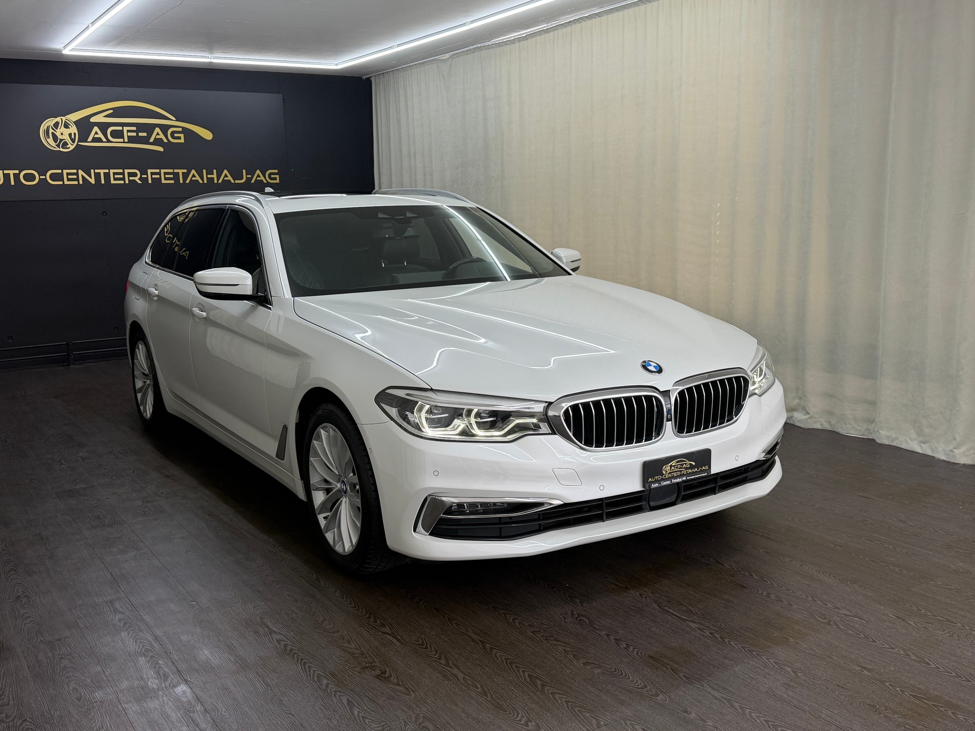 BMW 540i xDrive Touring Luxury Line Steptronic-image-2