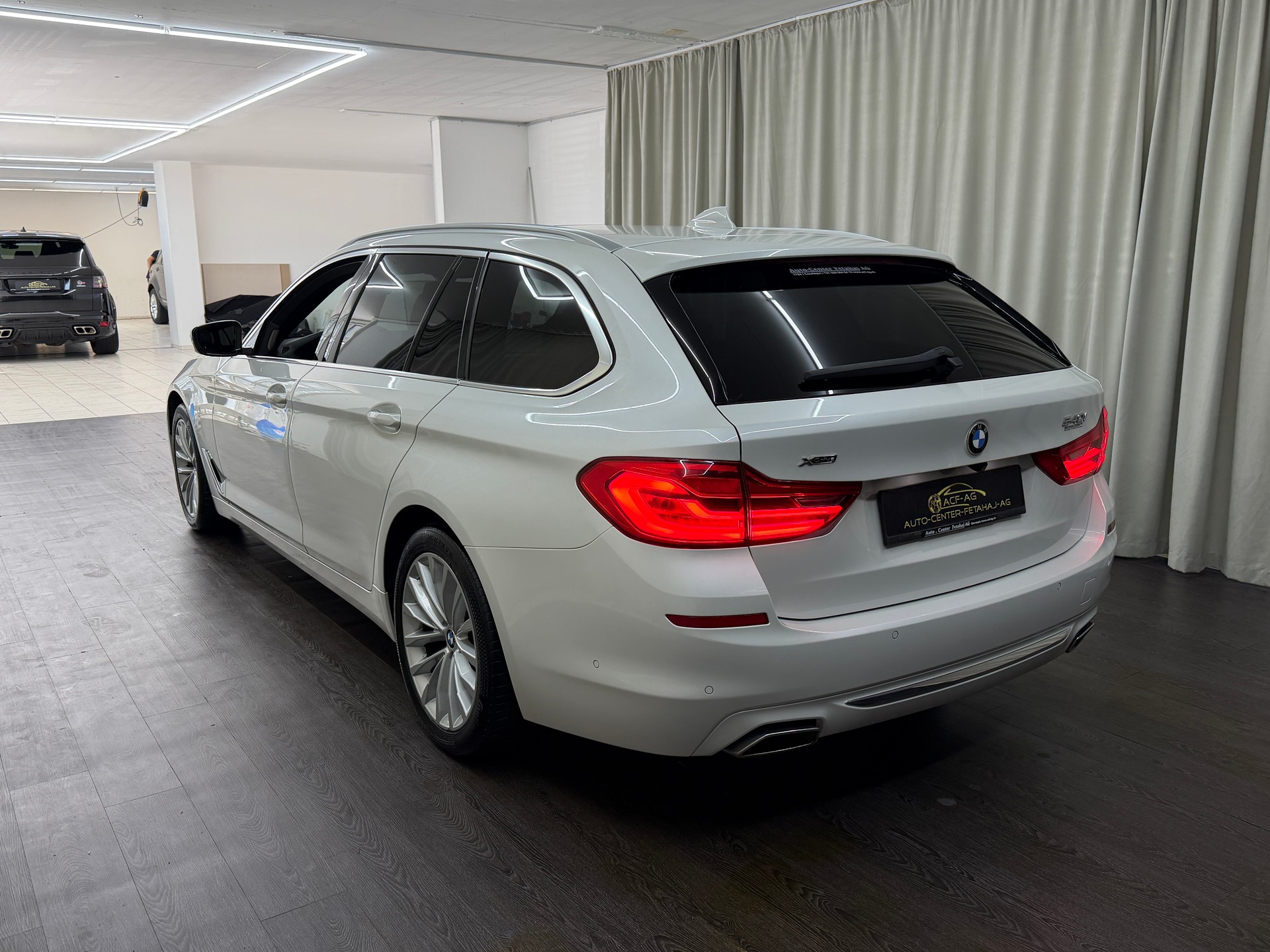 BMW 540i xDrive Touring Luxury Line Steptronic-image-5