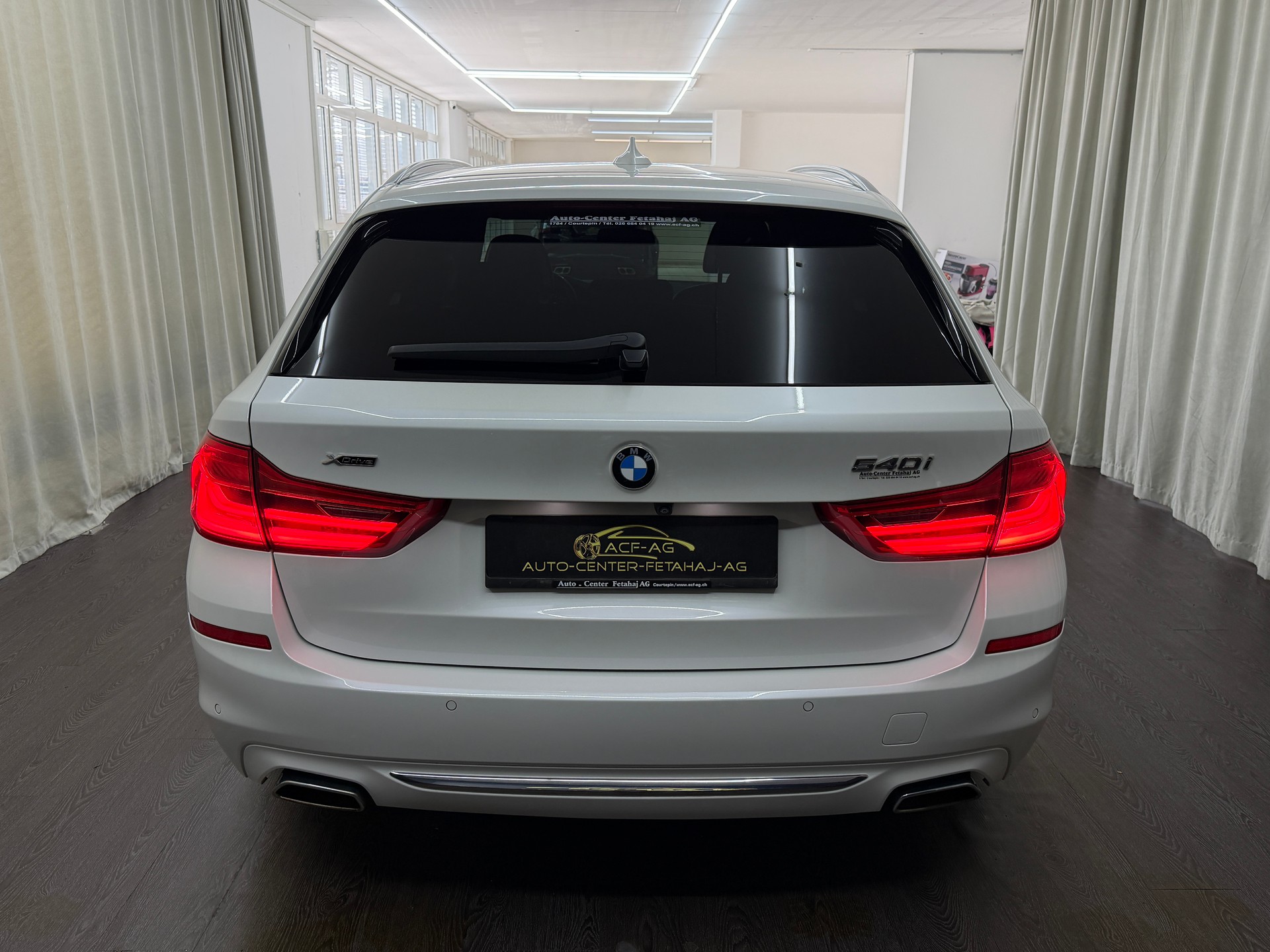 BMW 540i xDrive Touring Luxury Line Steptronic-image-4