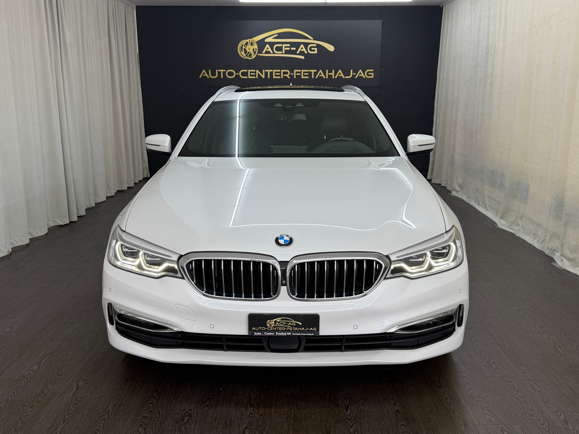 BMW 540i xDrive Touring Luxury Line Steptronic-image-1