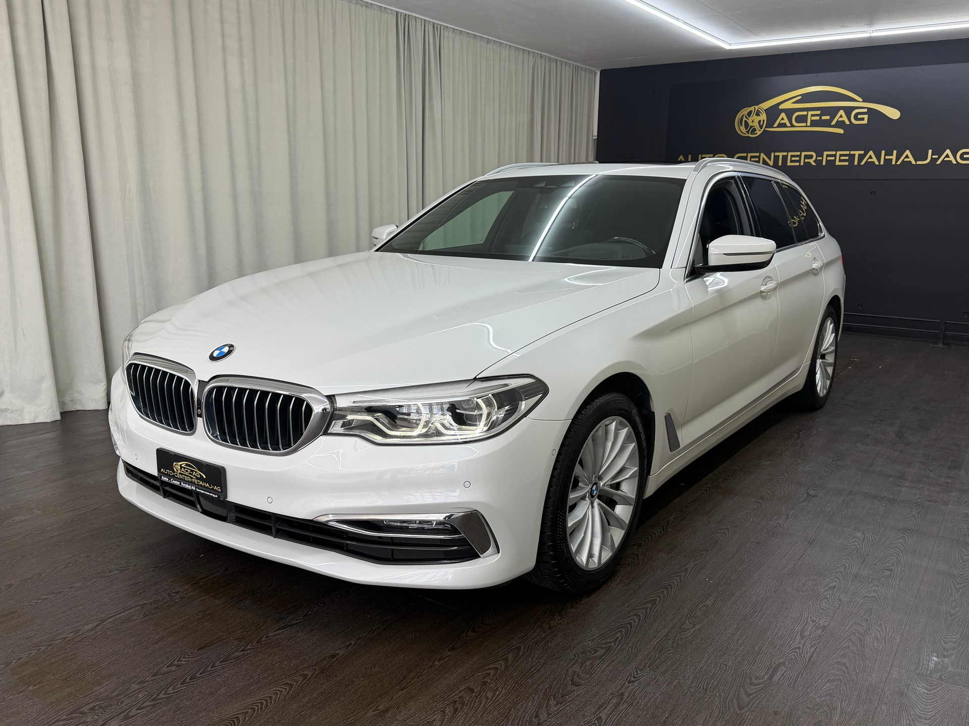 BMW 540i xDrive Touring Luxury Line Steptronic-image-0