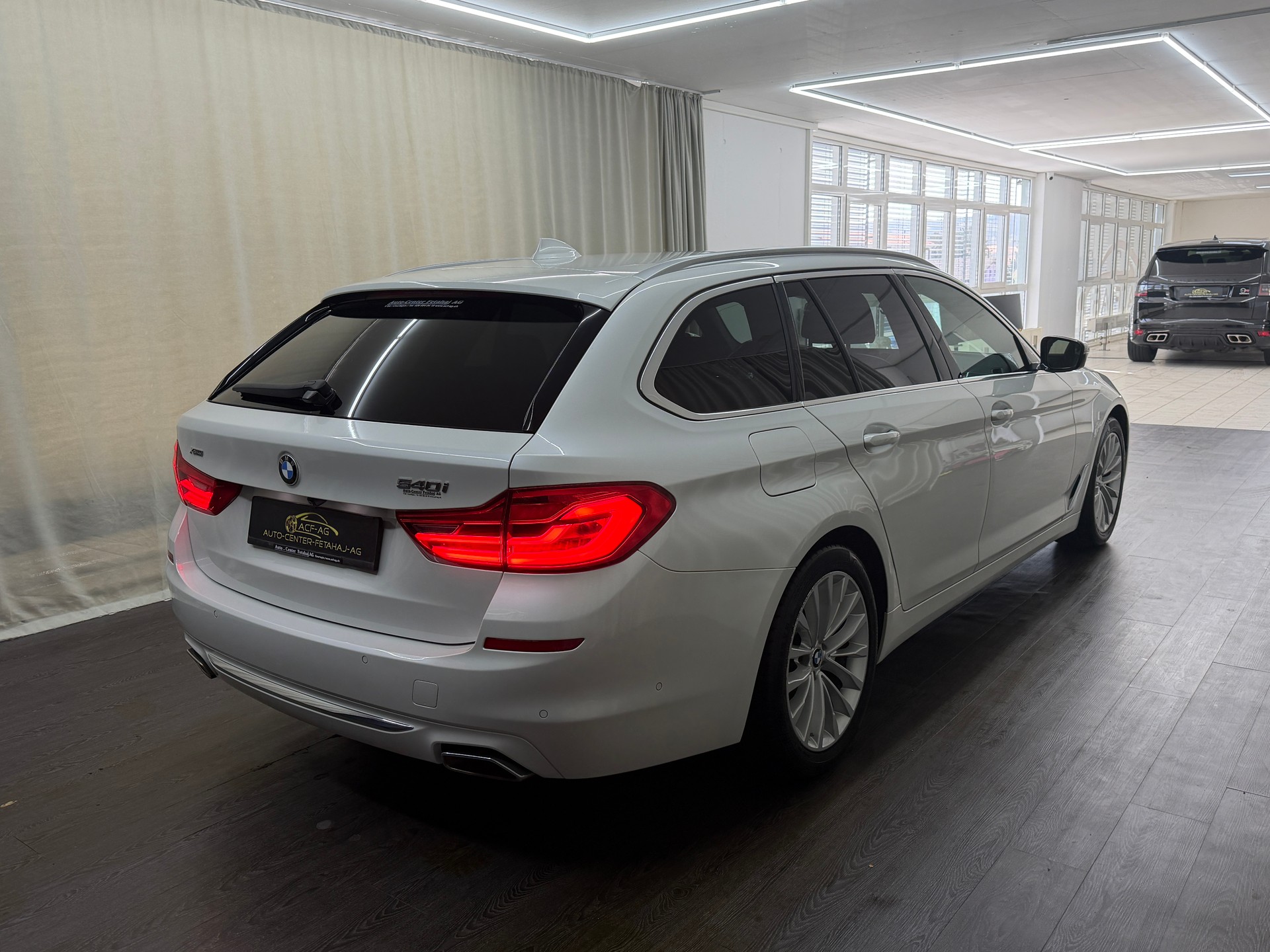 BMW 540i xDrive Touring Luxury Line Steptronic-image-3