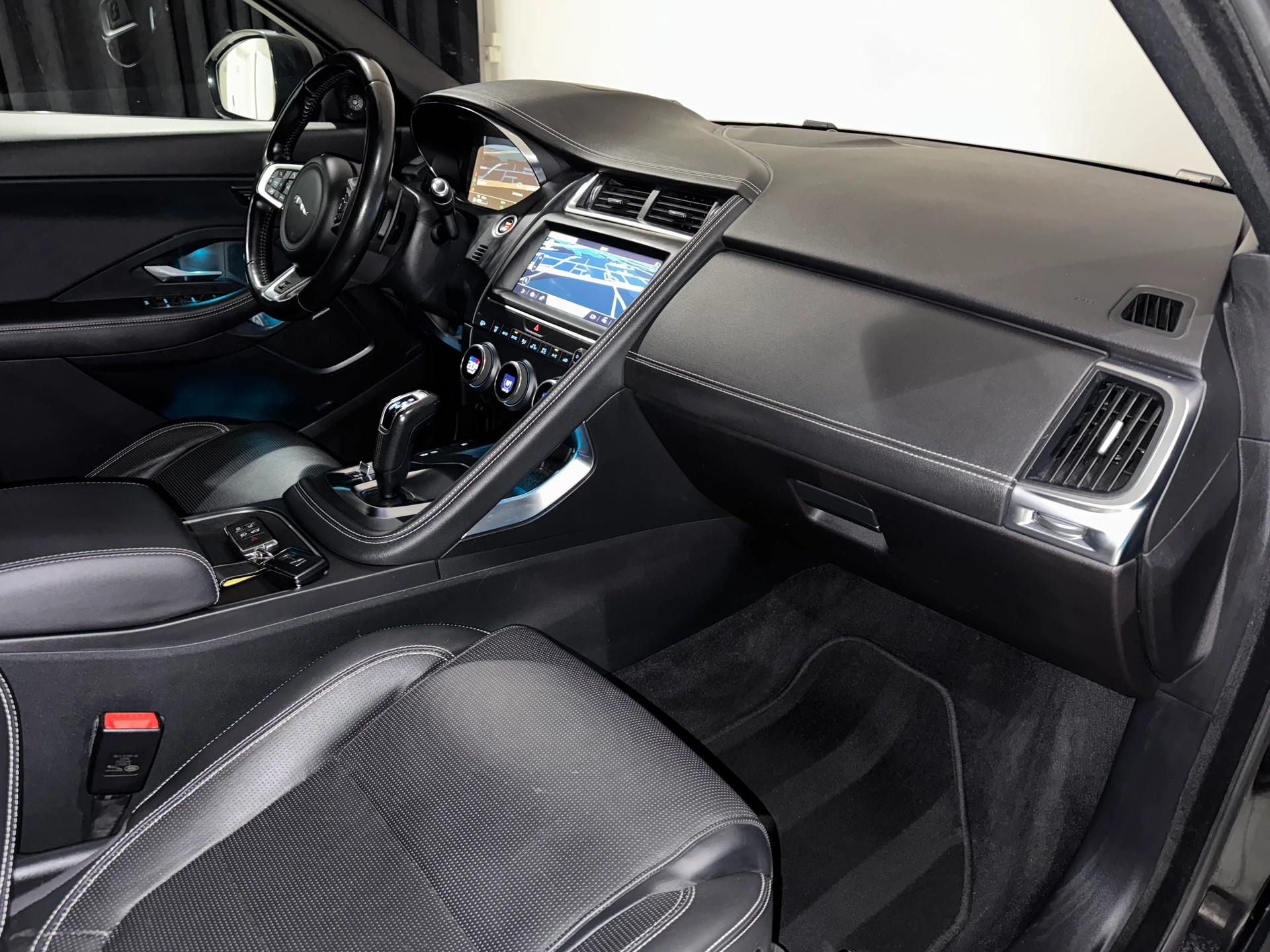 JAGUAR E-Pace 2.0 P300 R-Dynamic HSE AWD Automatik-image-10