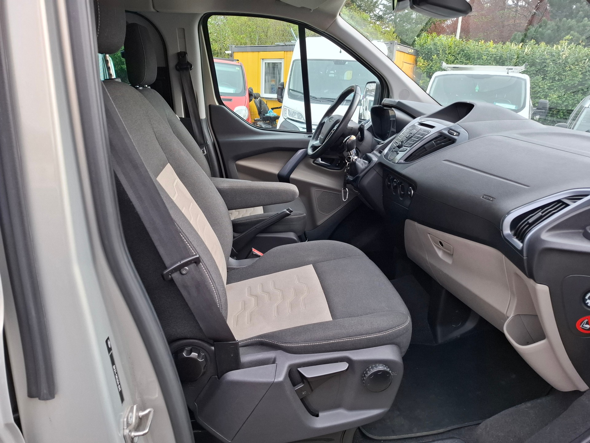 FORD Tourneo Custom 300 L2H1 Titanium-image-7