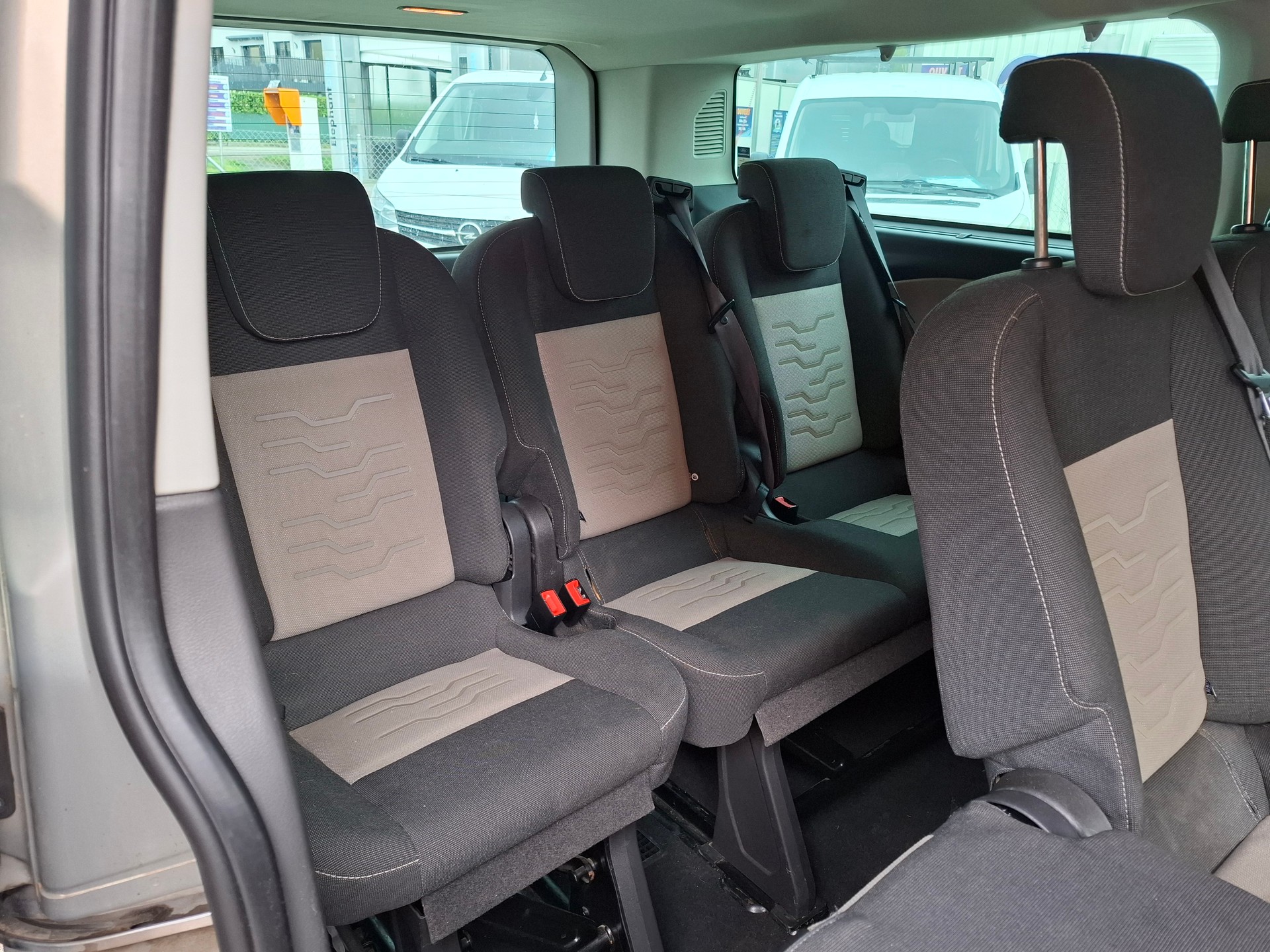 FORD Tourneo Custom 300 L2H1 Titanium-image-9