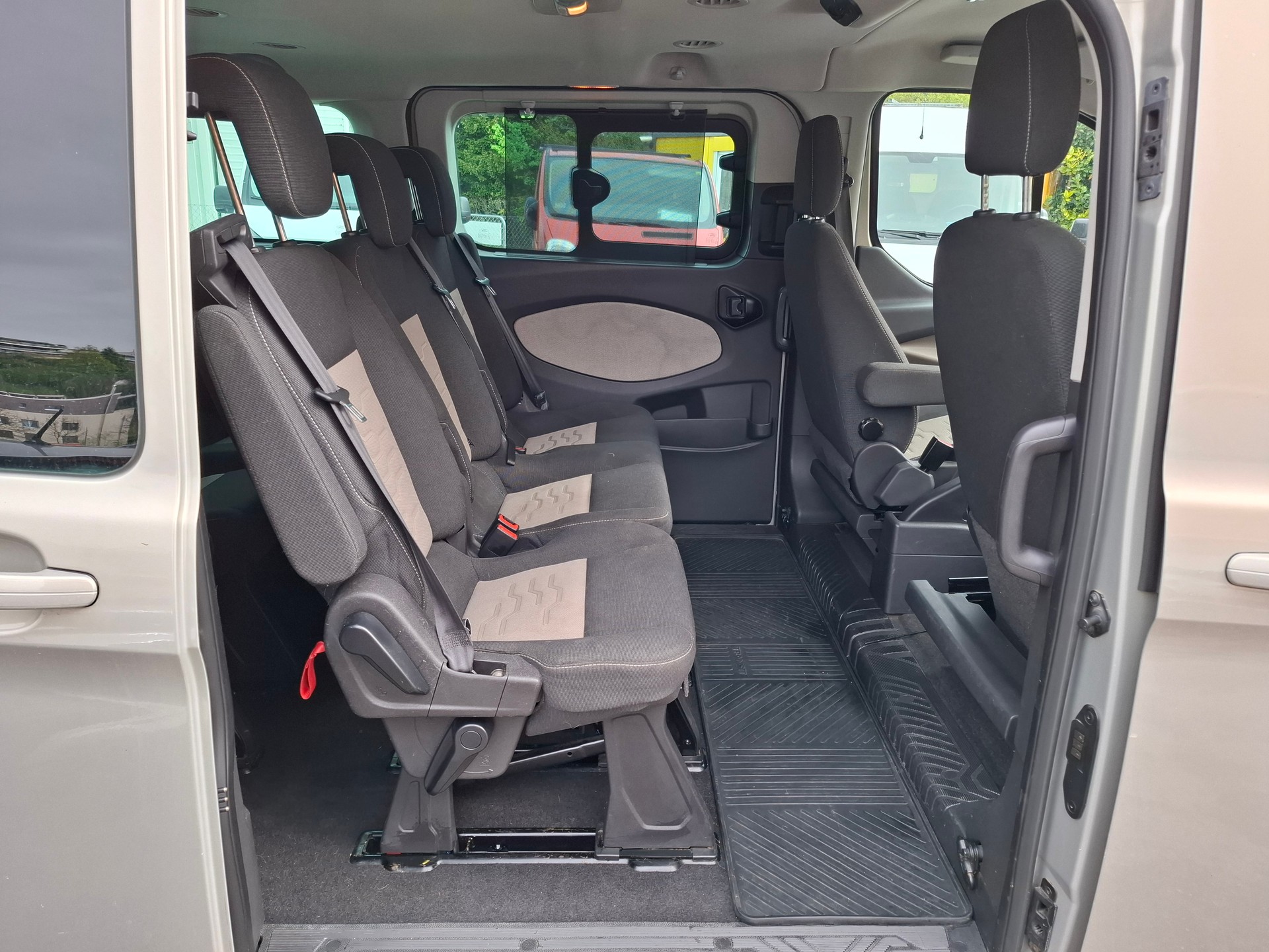 FORD Tourneo Custom 300 L2H1 Titanium-image-8