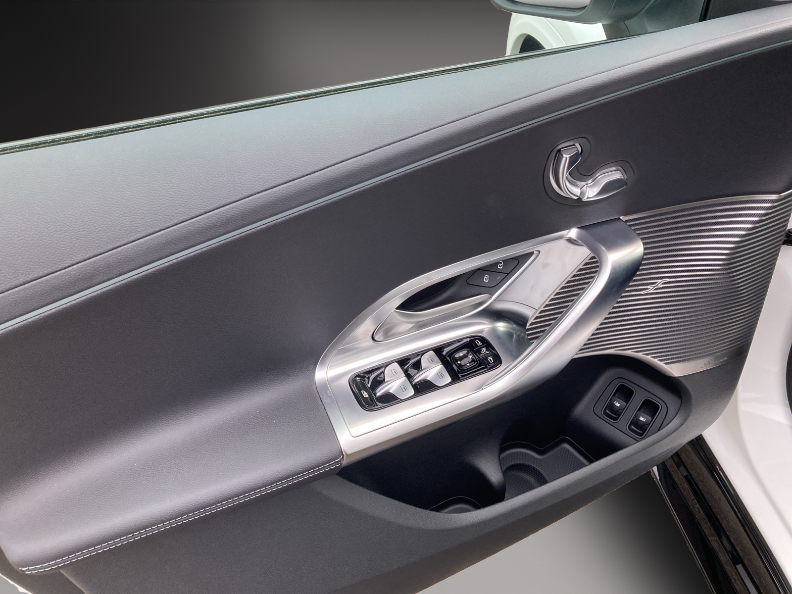 MERCEDES-BENZ GLC 400 4MATIC with EQ Technology-image-12