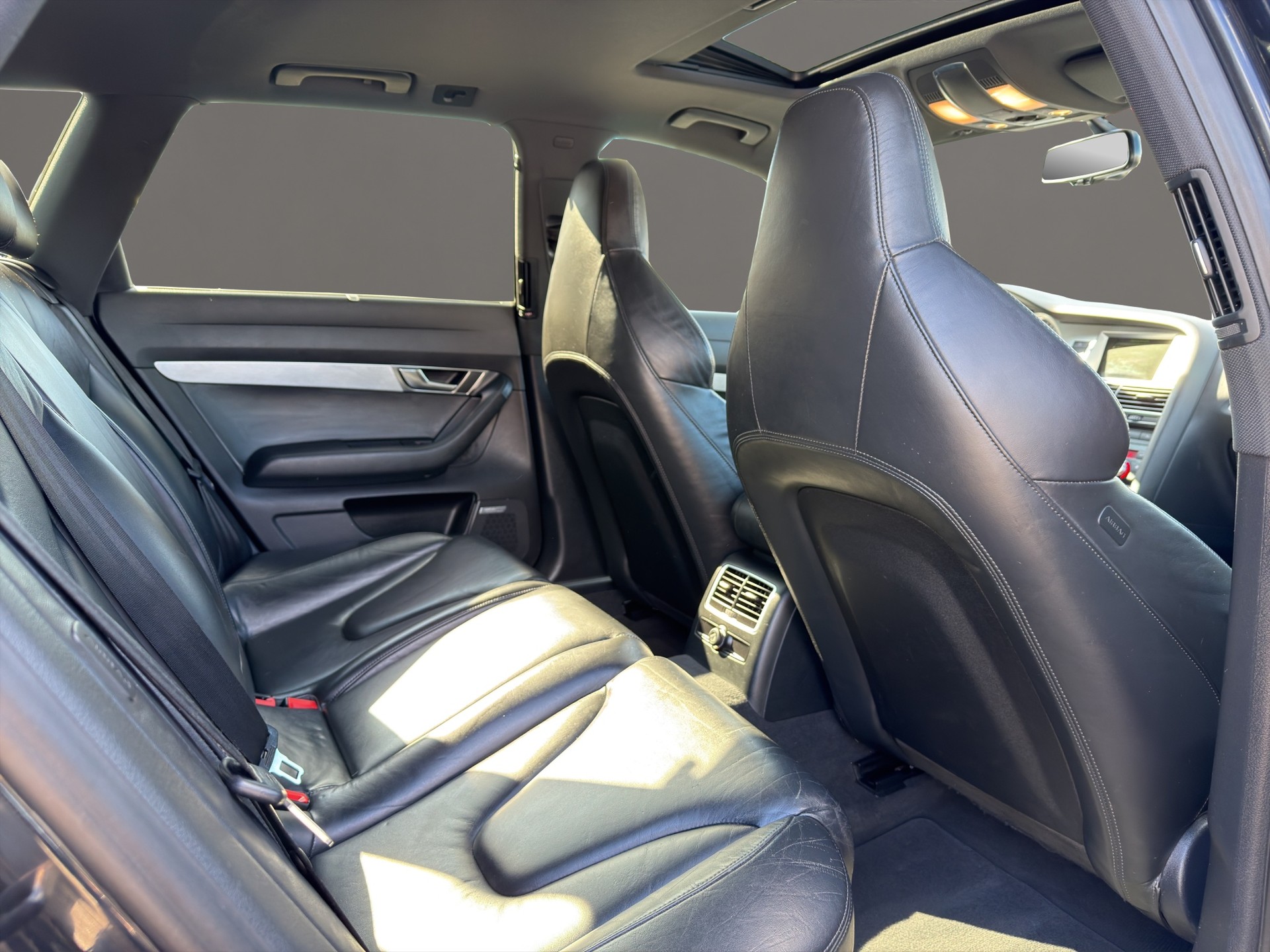 AUDI S6 Avant 5.2 V10 quattro tiptronic-image-11