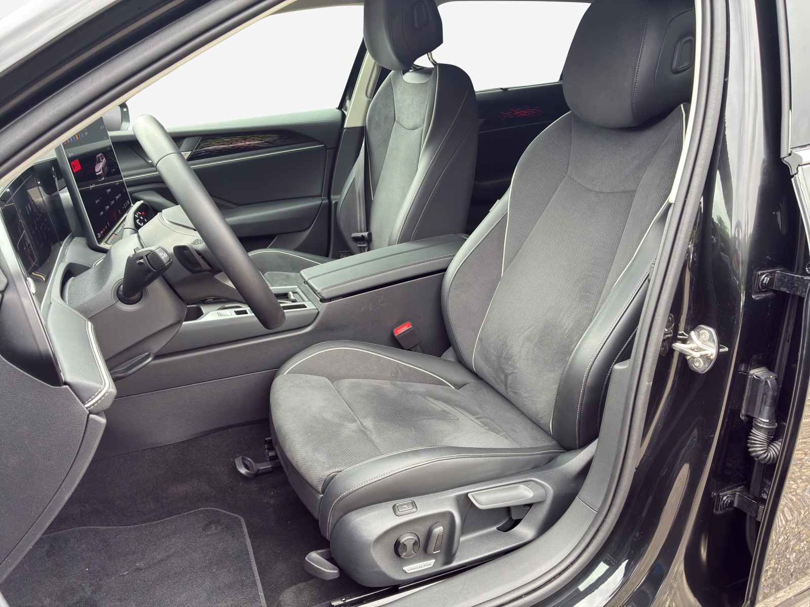 VW Passat Variant 2.0 TDI evo Business 4 Motion DSG-image-7