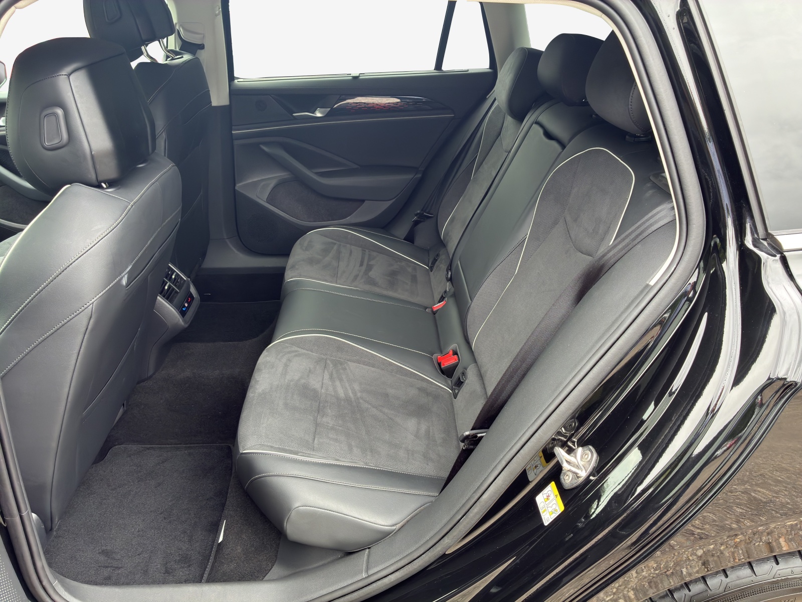 VW Passat Variant 2.0 TDI evo Business 4 Motion DSG-image-11
