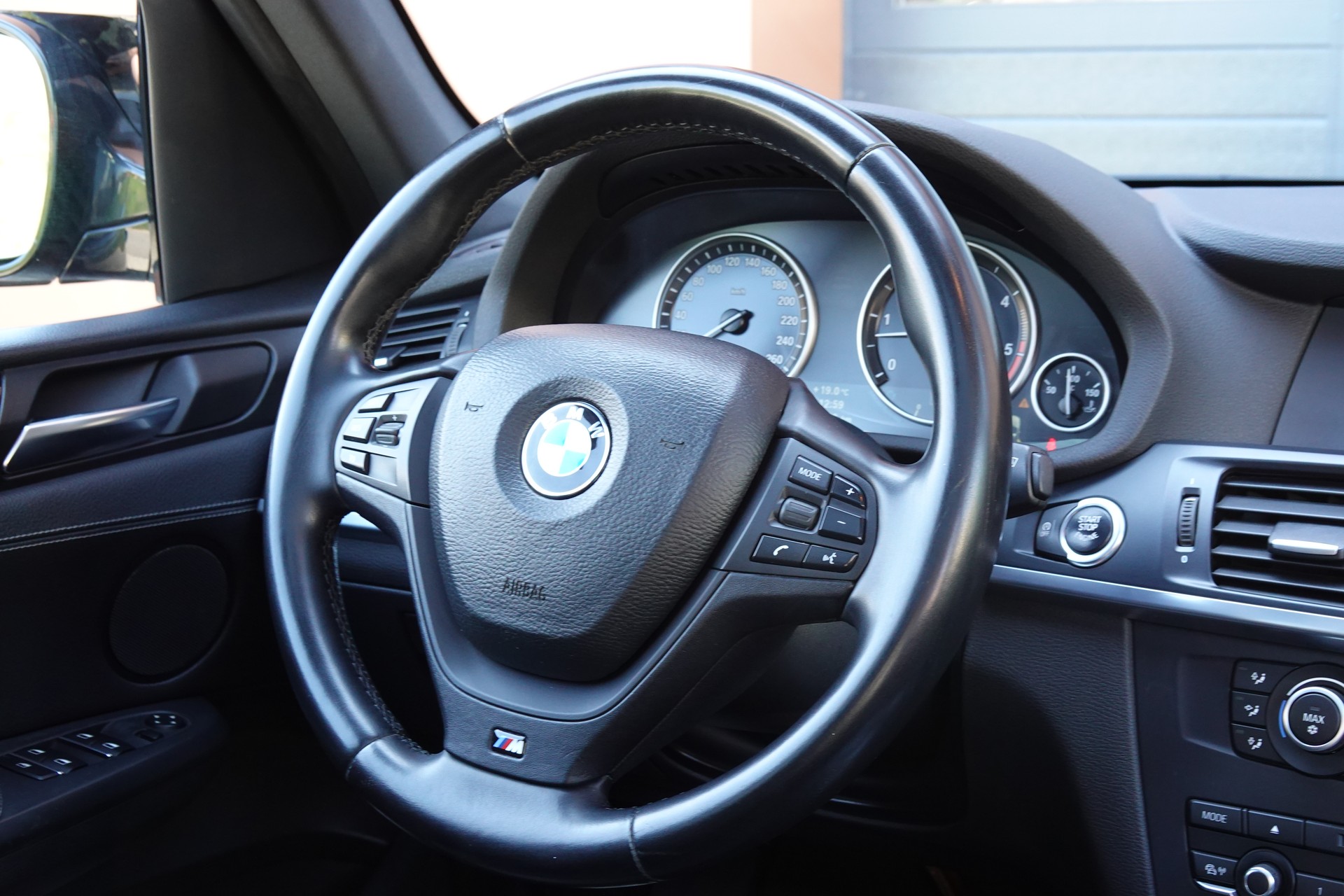 BMW X3 xDrive 30d Steptronic -" Pack M * Capteur de Recul * intérieur cuir * jantes 19 * sièges chauffants/électriques "-image-11
