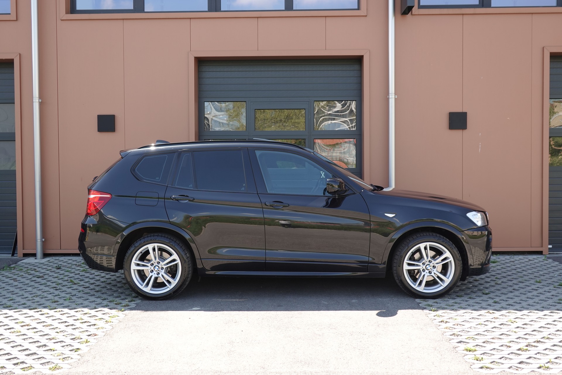 BMW X3 xDrive 30d Steptronic -" Pack M * Capteur de Recul * intérieur cuir * jantes 19 * sièges chauffants/électriques "-image-3