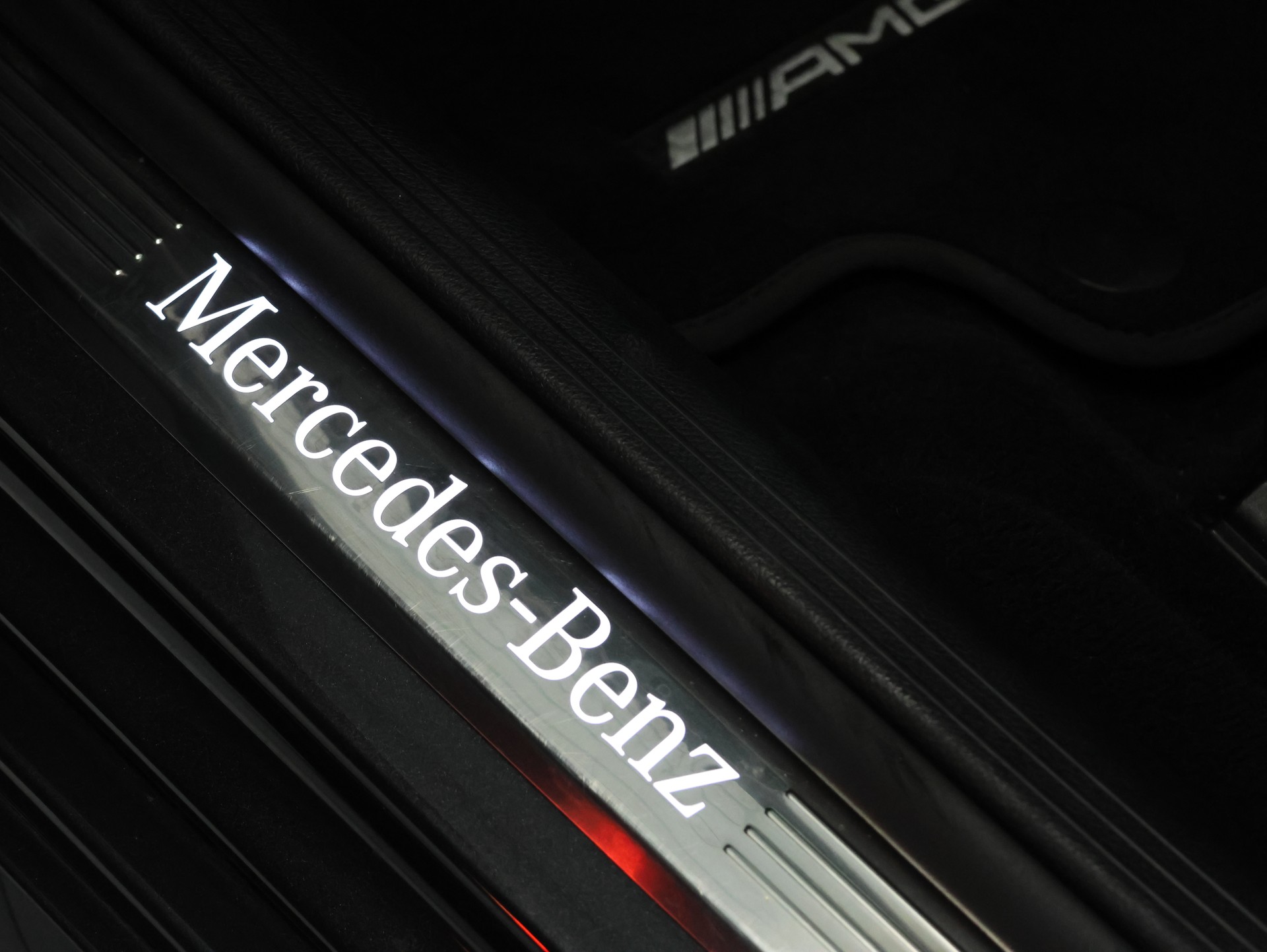MERCEDES-BENZ E 220 d T 4Matic AMG Line 9G-Tronic *Burmester* *360 Kamera* *Memory Sitze*-image-16