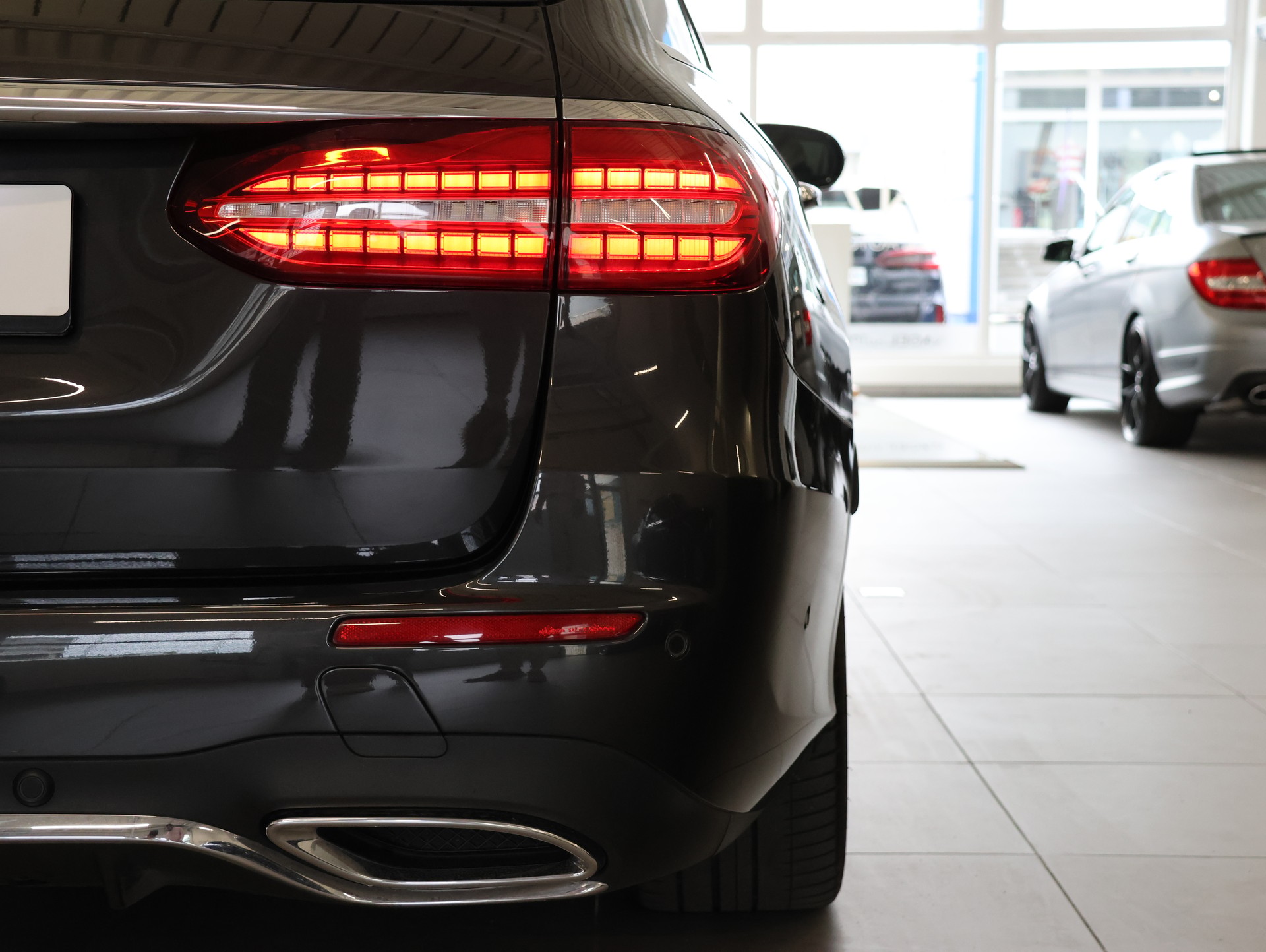MERCEDES-BENZ E 220 d T 4Matic AMG Line 9G-Tronic *Burmester* *360 Kamera* *Memory Sitze*-image-10