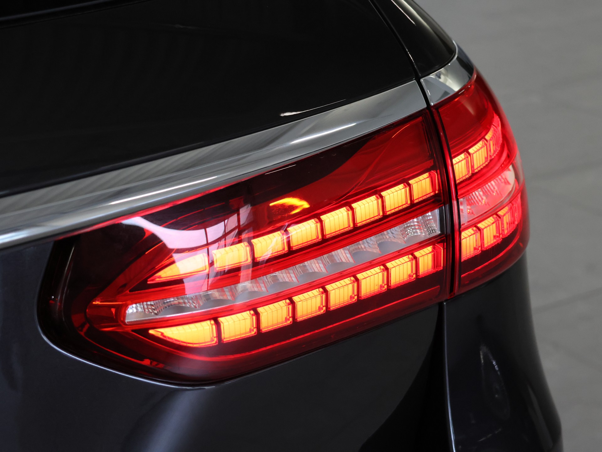 MERCEDES-BENZ E 220 d T 4Matic AMG Line 9G-Tronic *Burmester* *360 Kamera* *Memory Sitze*-image-11