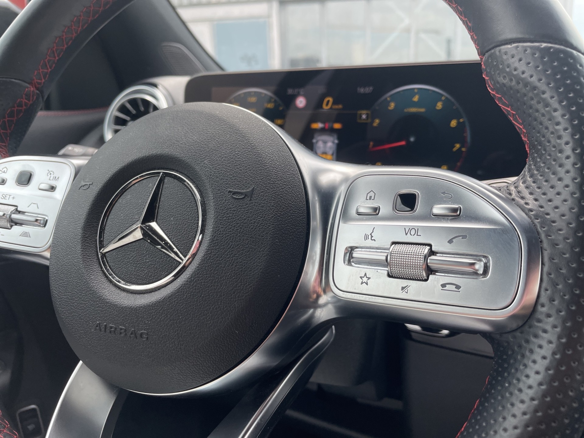 MERCEDES-BENZ GLA 200 AMG Line-image-21