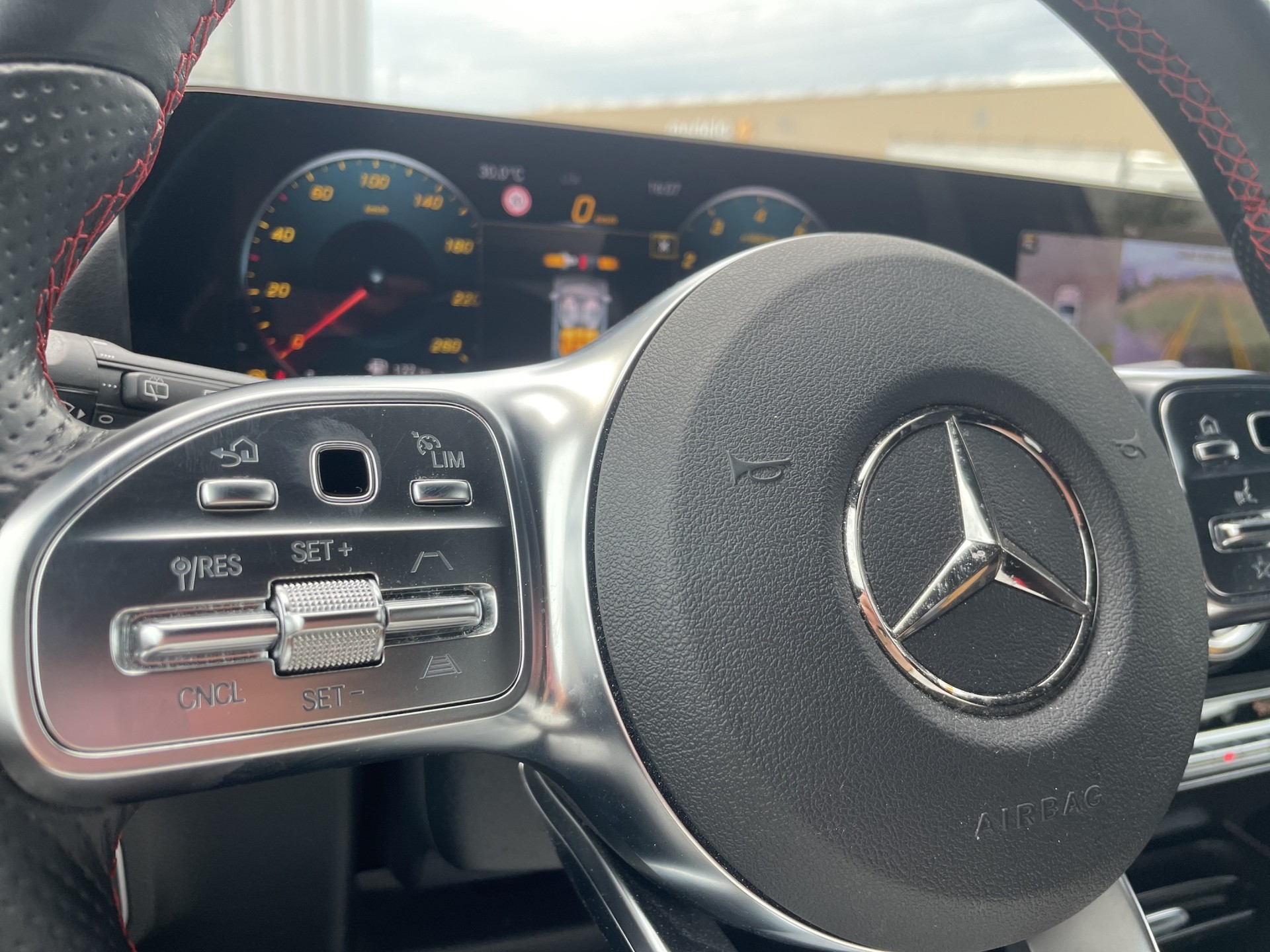 MERCEDES-BENZ GLA 200 AMG Line-image-20
