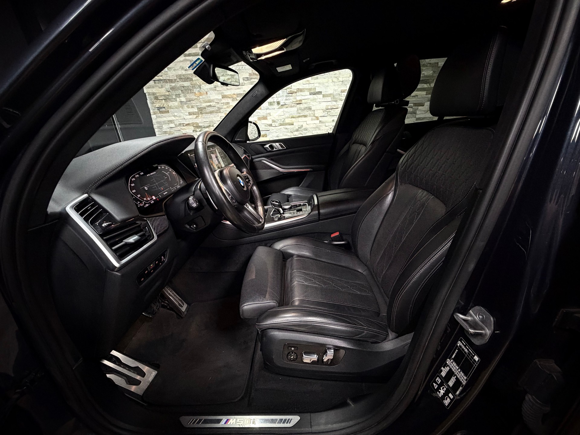 BMW X5 xDrive M50i Steptronic-image-12